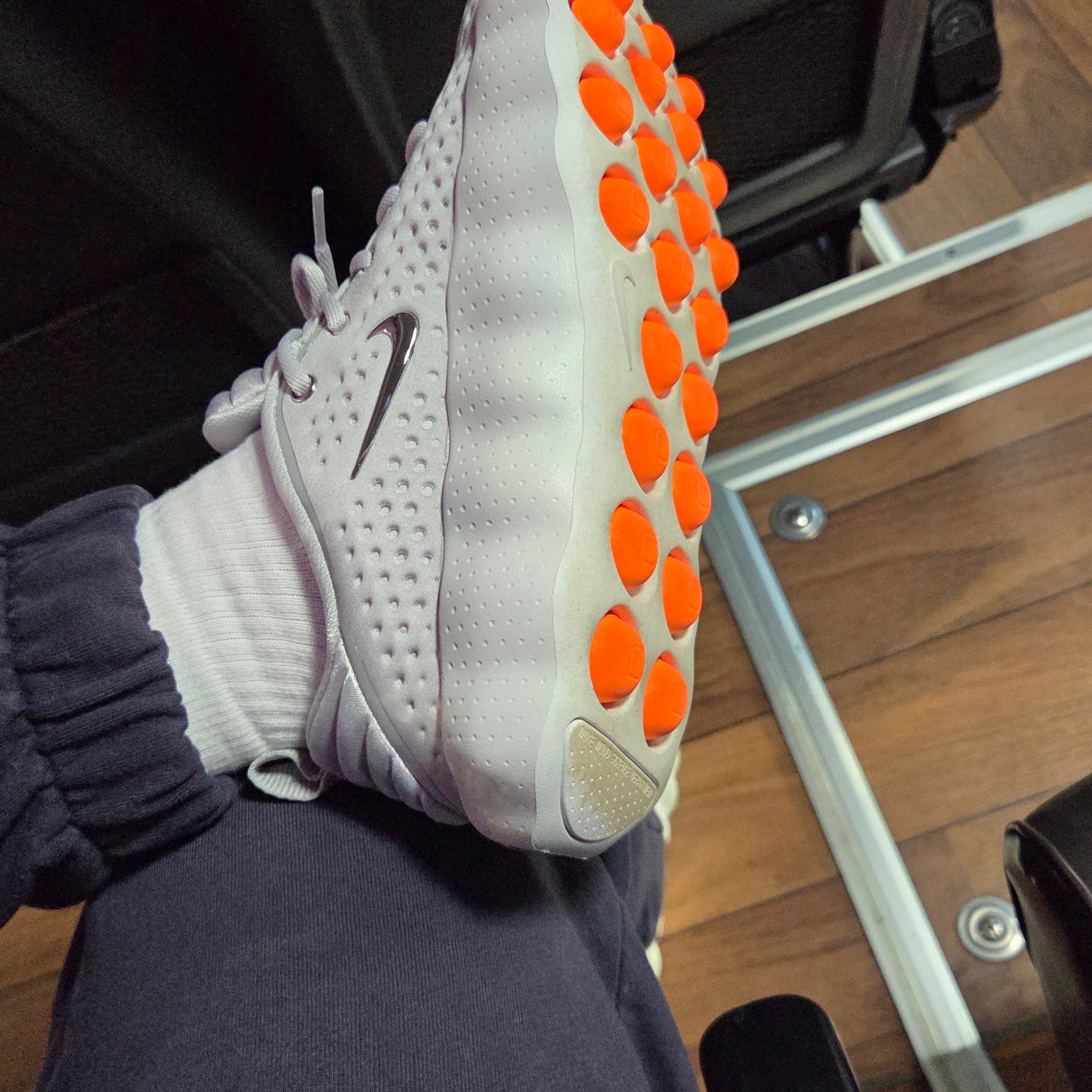 Nike Mind 002 Light Smoke Grey Photon Dust 착용 스타일