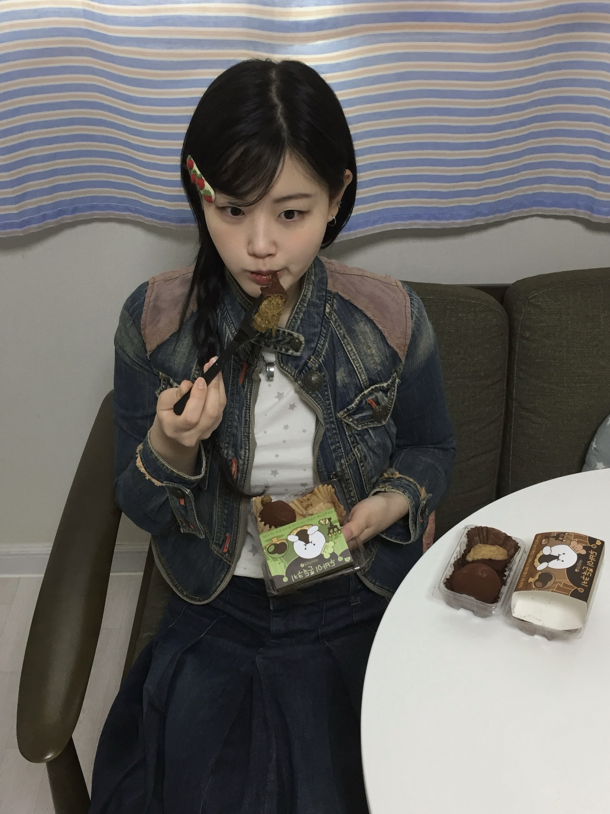 [KREAM 단독] tongtonge Dubai Style Chewy Cookies Pistachio Set, COYSEIO Milky Star T-Shirt Ivory 착용 스타일 - 3