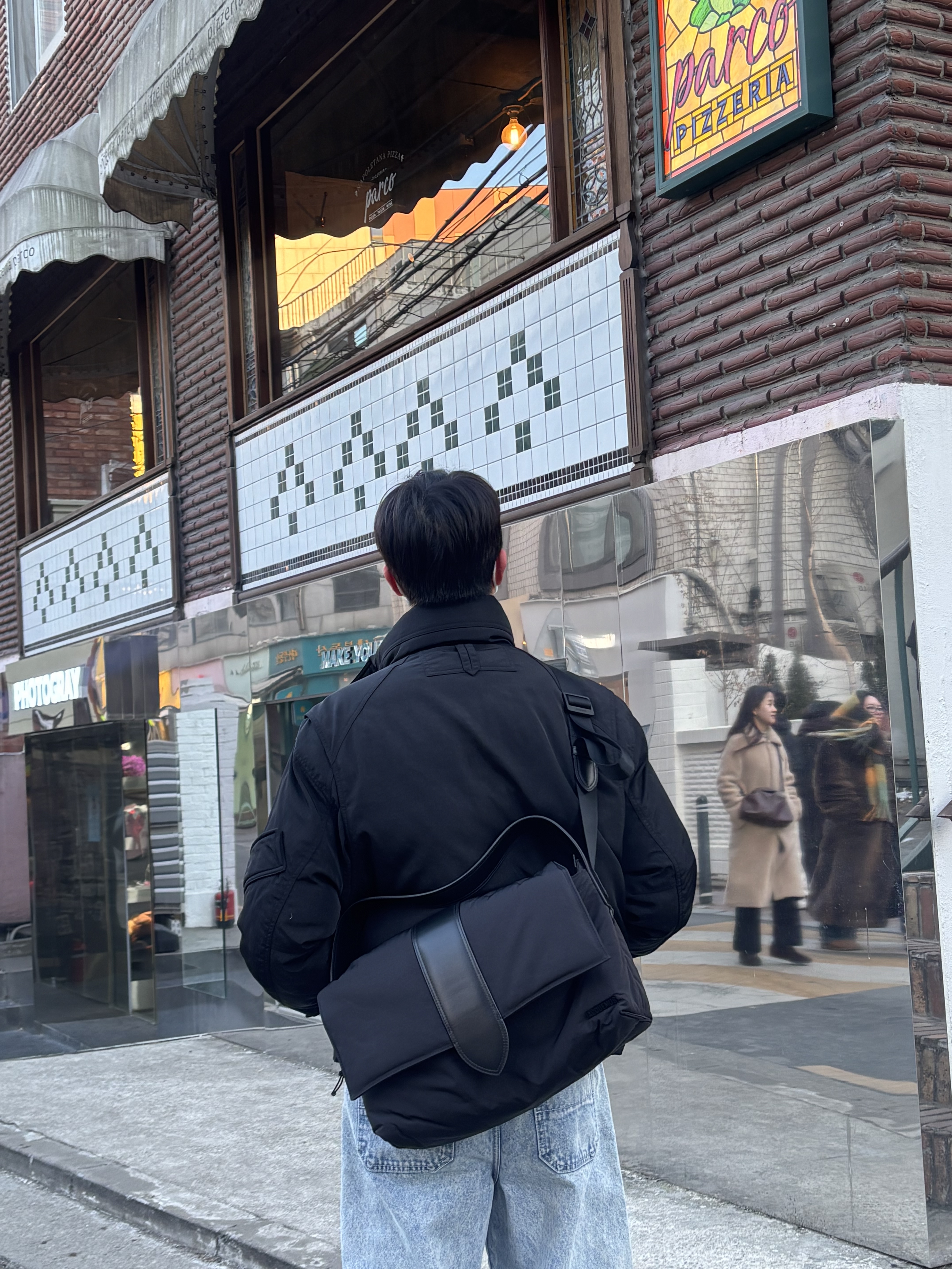 Jacquemus Le Messenger Bambino Black 착용 스타일 - 2