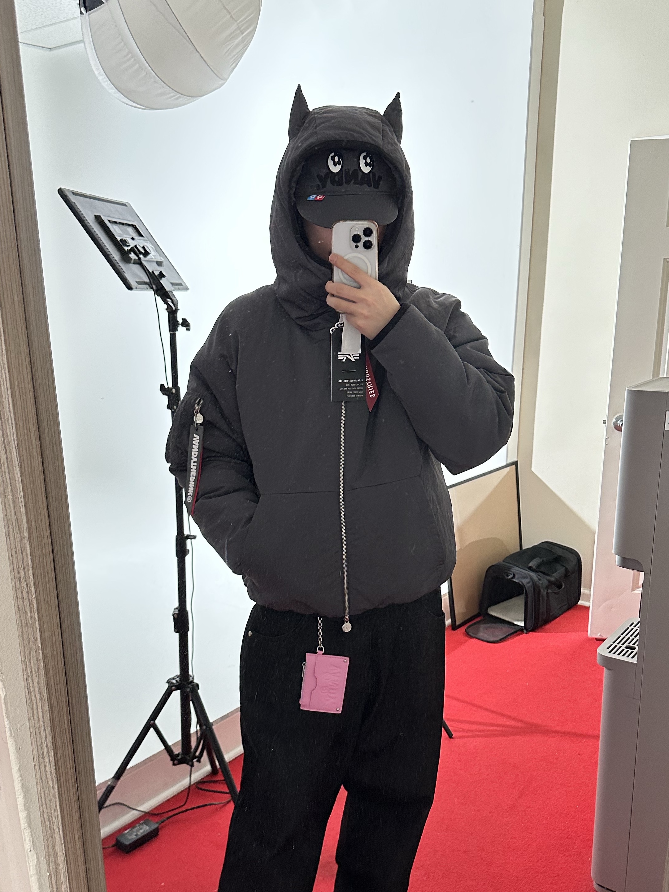 Vandy The Pink x Alpha Industries Animal Jacket Grey, Vandy The Pink x Alpha Industries Cap Grey 착용 스타일 - 2