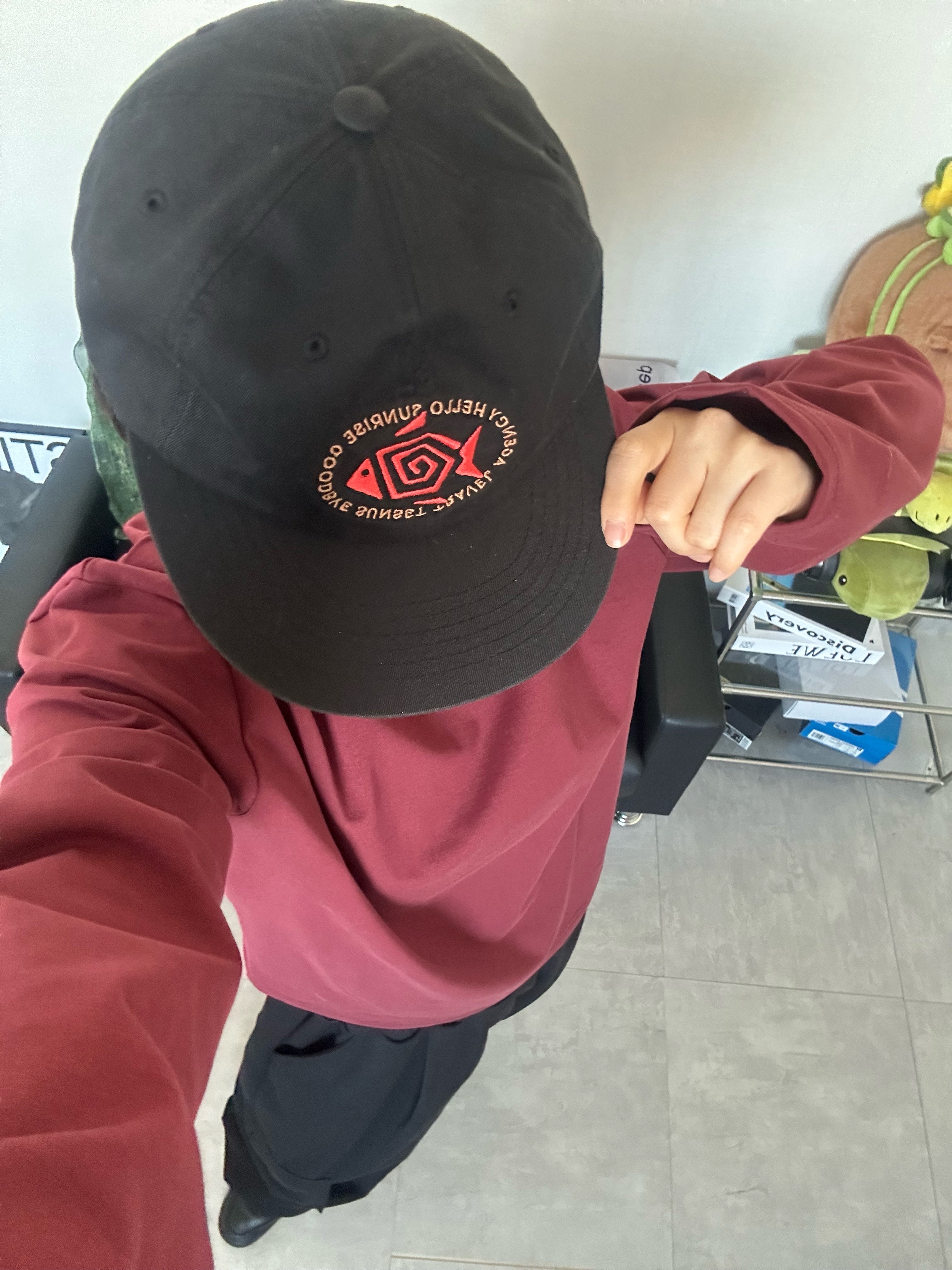 Hello Sunrise Fish Oval Logo Relaxed Fit 6P Cap Black 착용 스타일 - 3