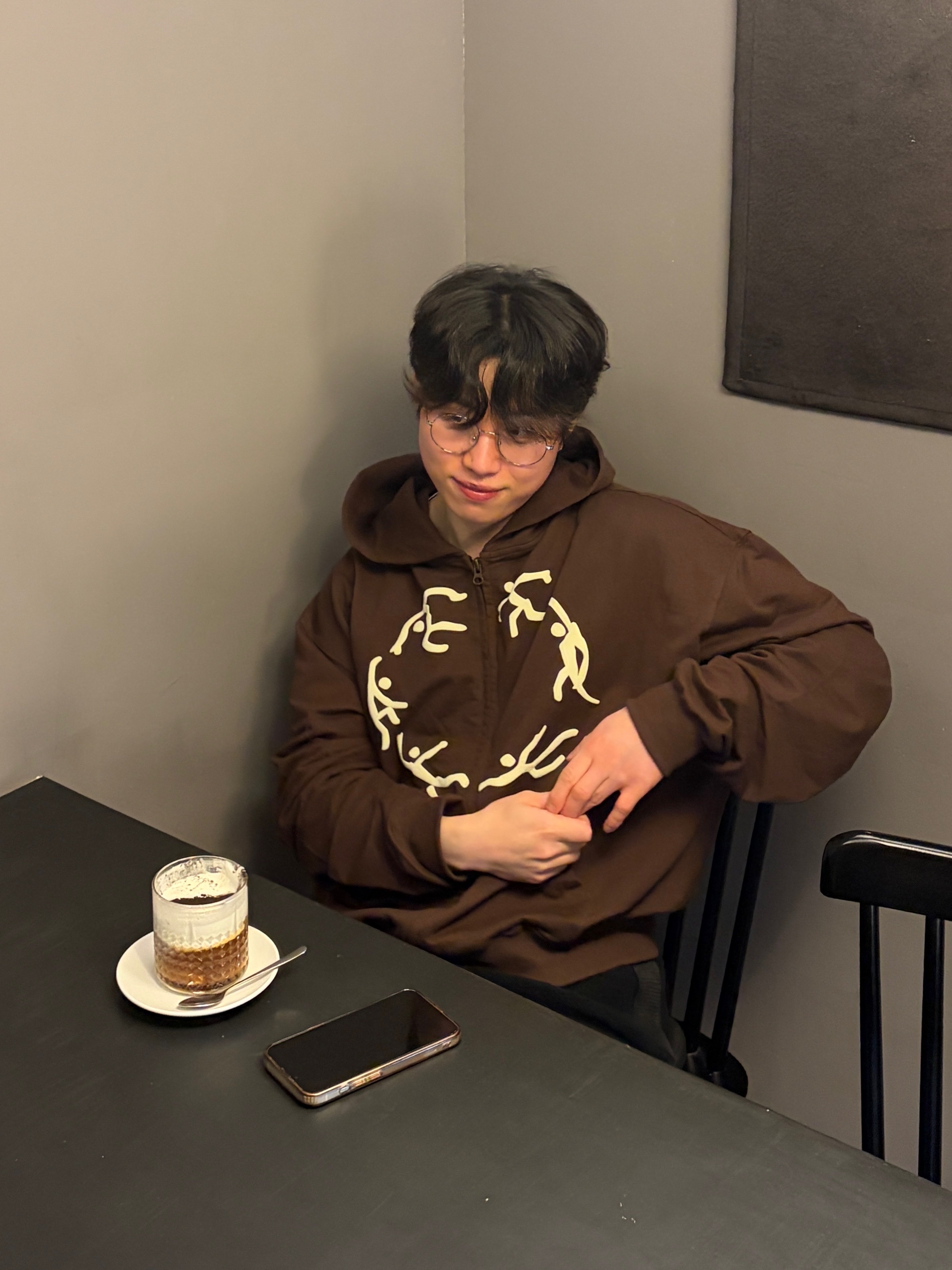 AMOU Dancing Circle Crop Hoodie Zip-Up Brown 착용 스타일 - 1