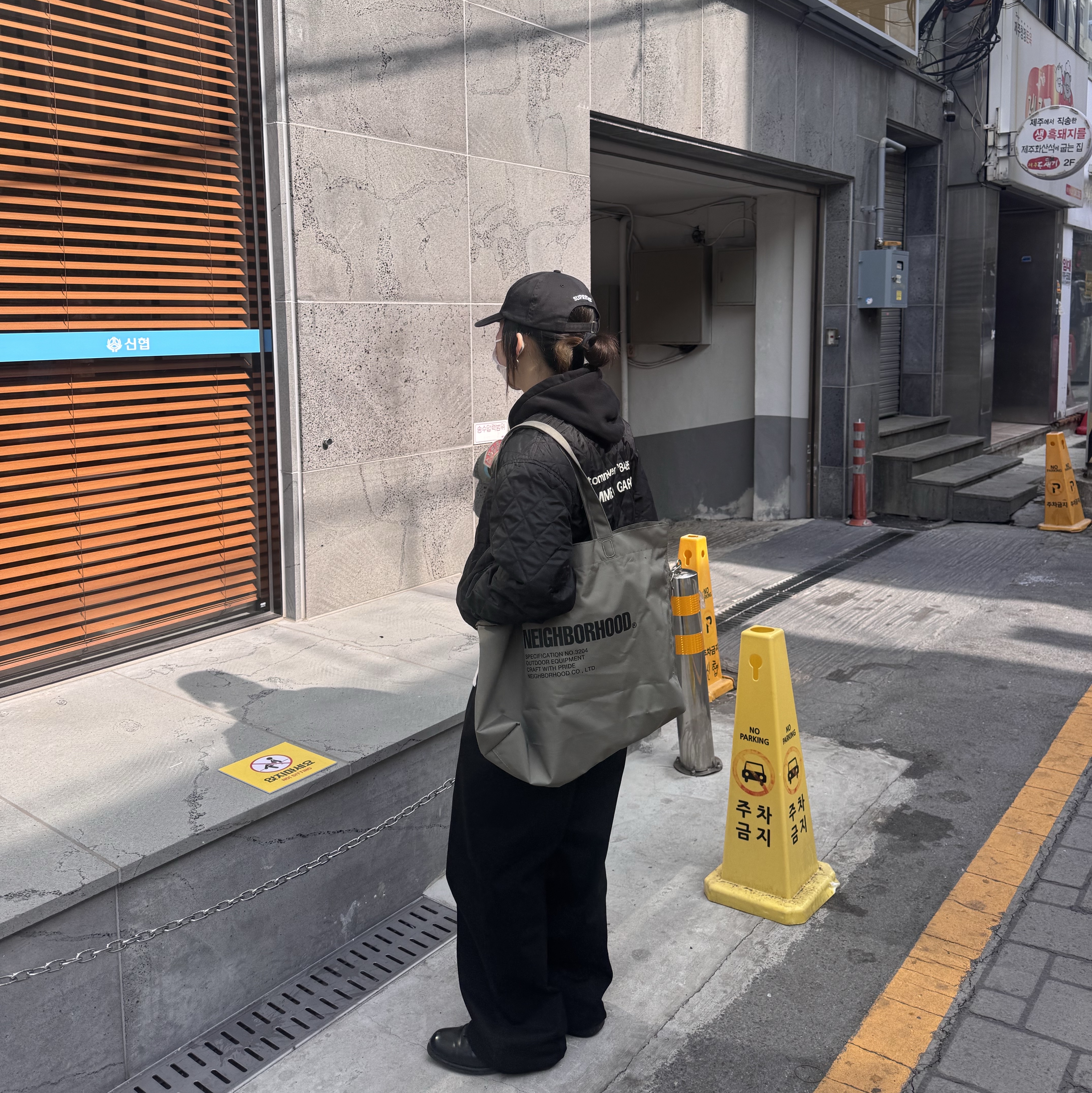 Helinox x Neighborhood Tote M Olive Drab, CDG Quilted '84-85 Staff Blouson Black 착용 스타일 - 2