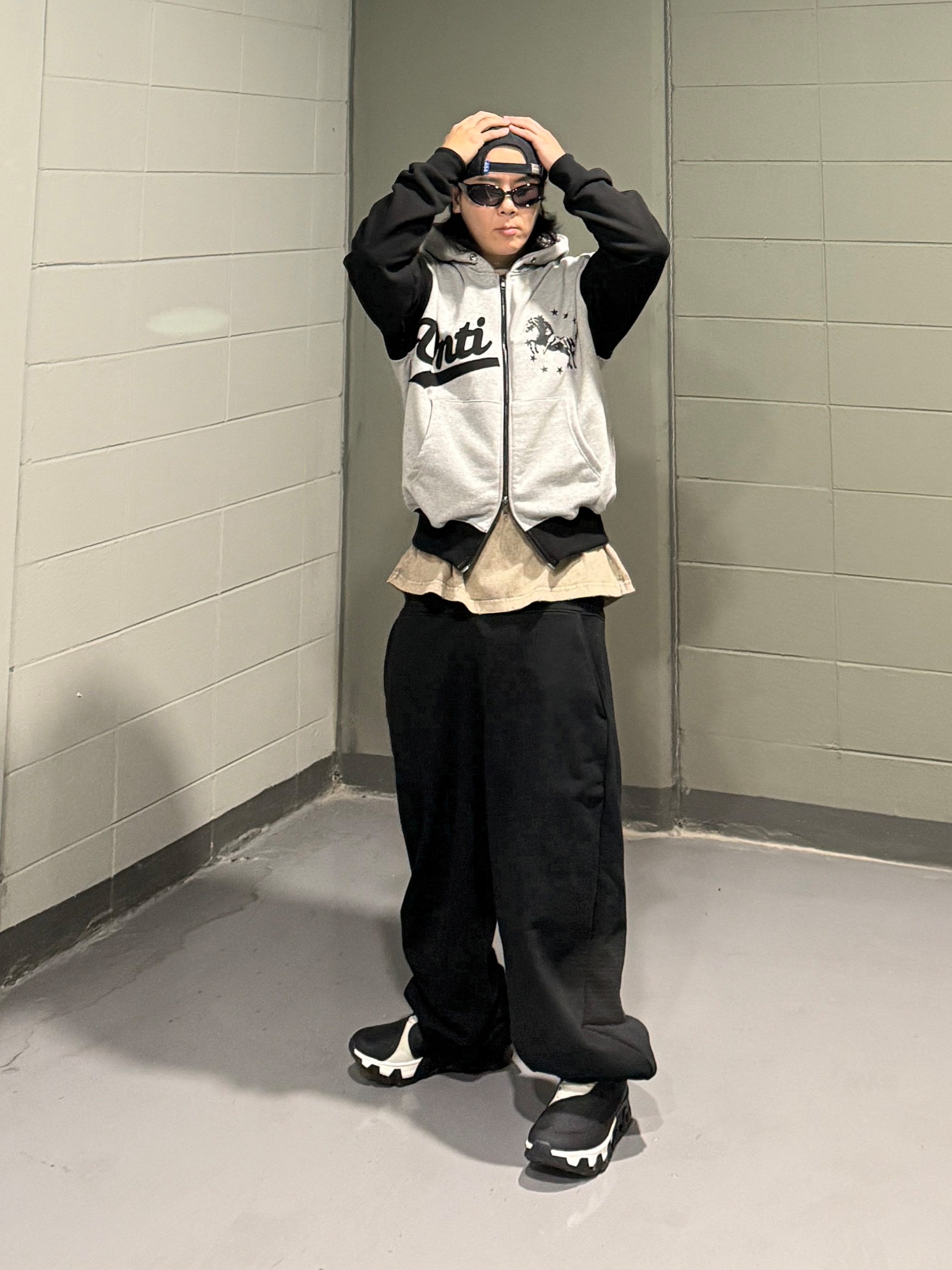 On Running x Post Archive Faction (Paf) Cloudmonster Hyper Black, ROARINGRAD Crusader Over T-shirt Washed Oatmeal 착용 스타일 - 2