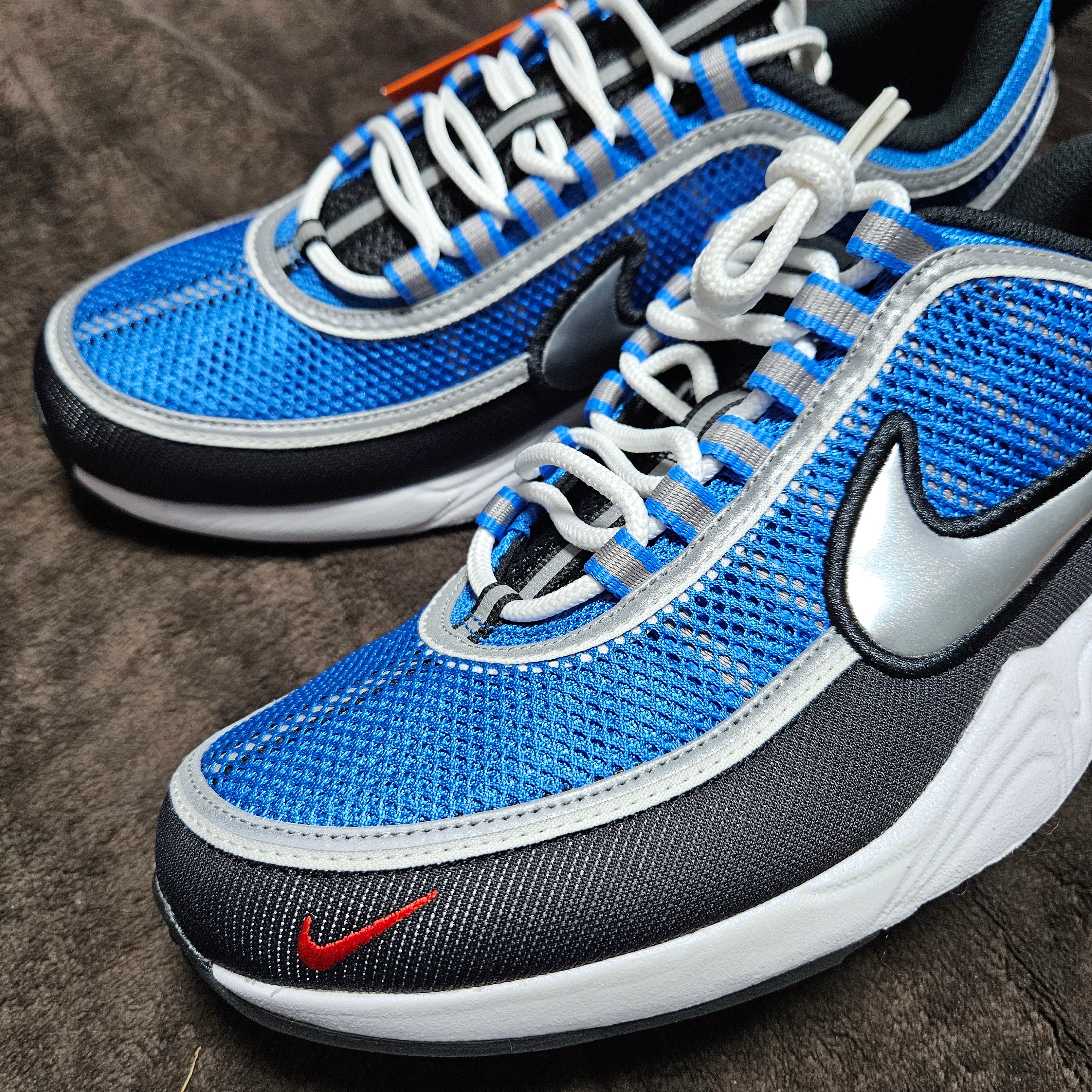 Nike Air Zoom Spiridon Black and Signal Blue 착용 스타일