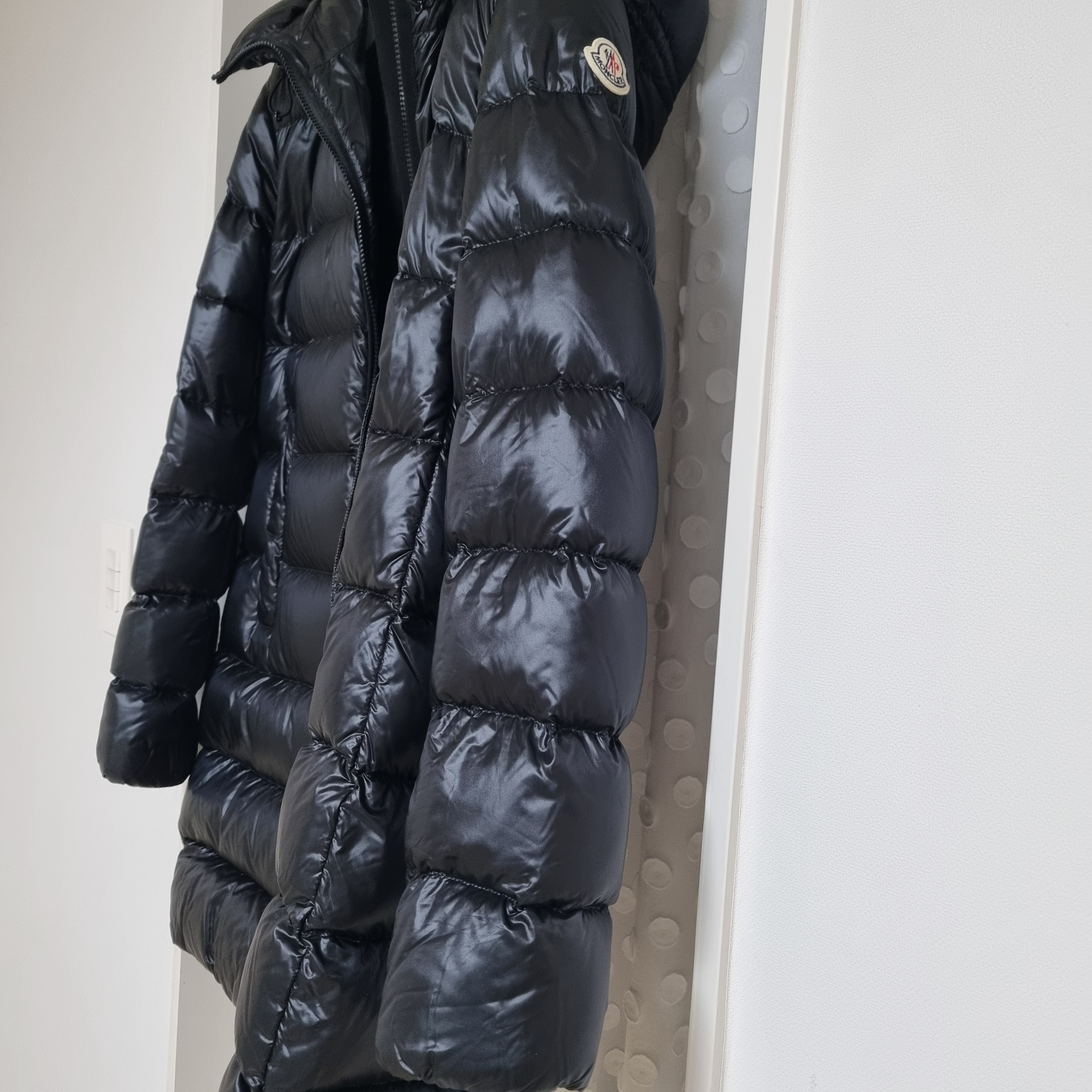 (W) Moncler Suyenne Hooded Mid-Length Down Jacket Black - 25FW 착용 스타일 - 1