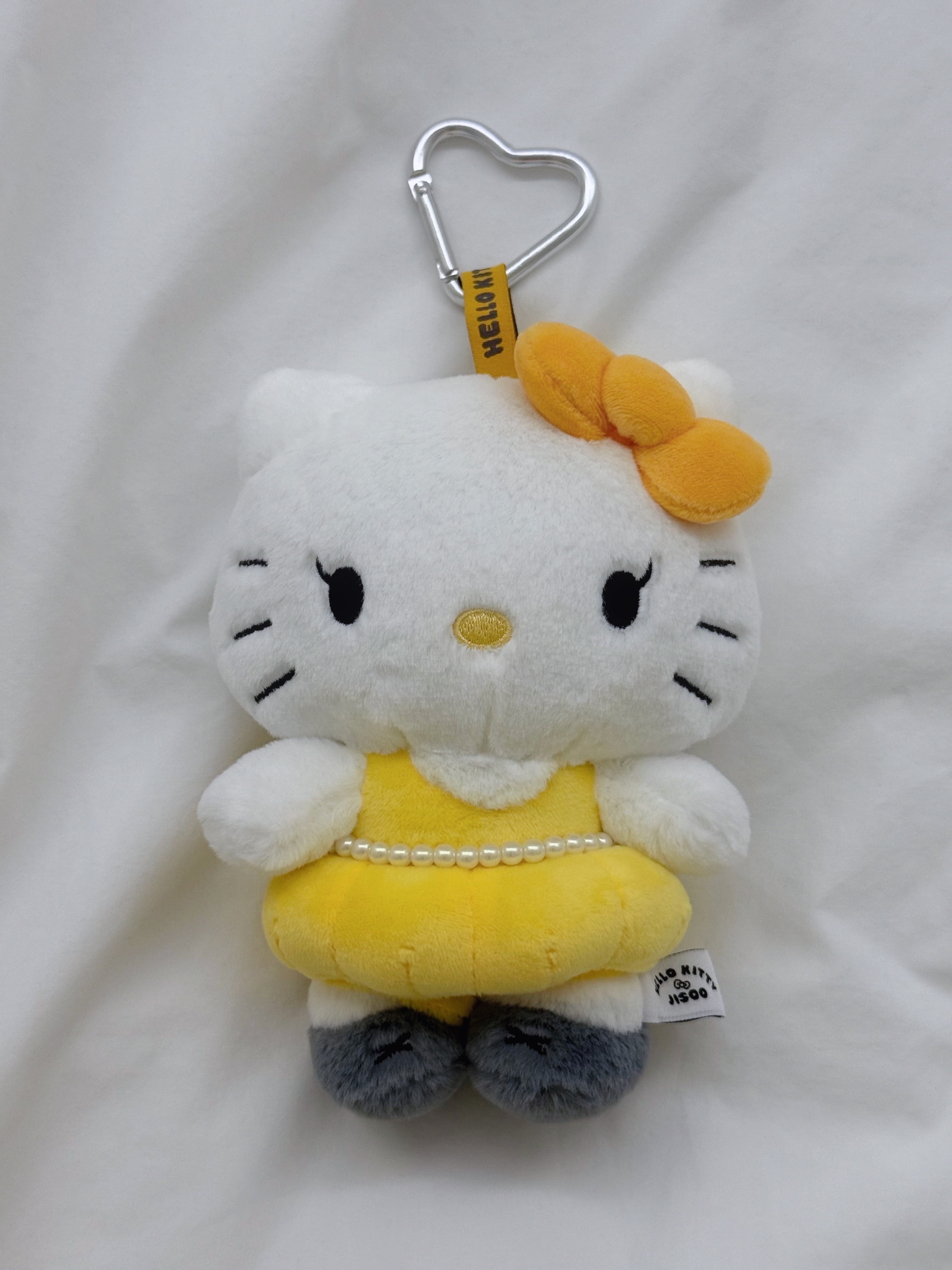HELLO KITTY x JISOO Plush Keychain Yellow (Opened Case) 착용 스타일