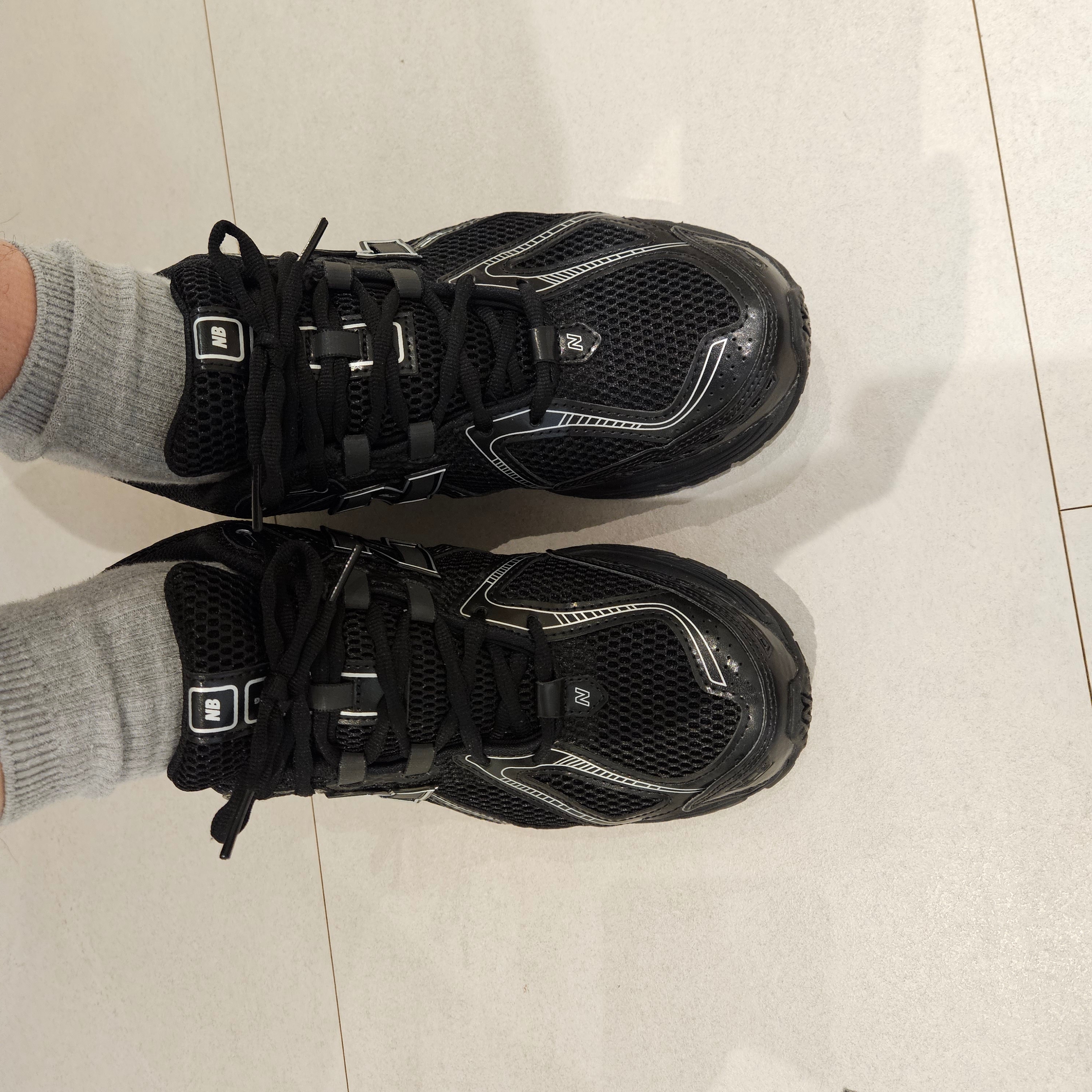 New Balance 1906R Black Silver Metallic 착용 스타일 - 2