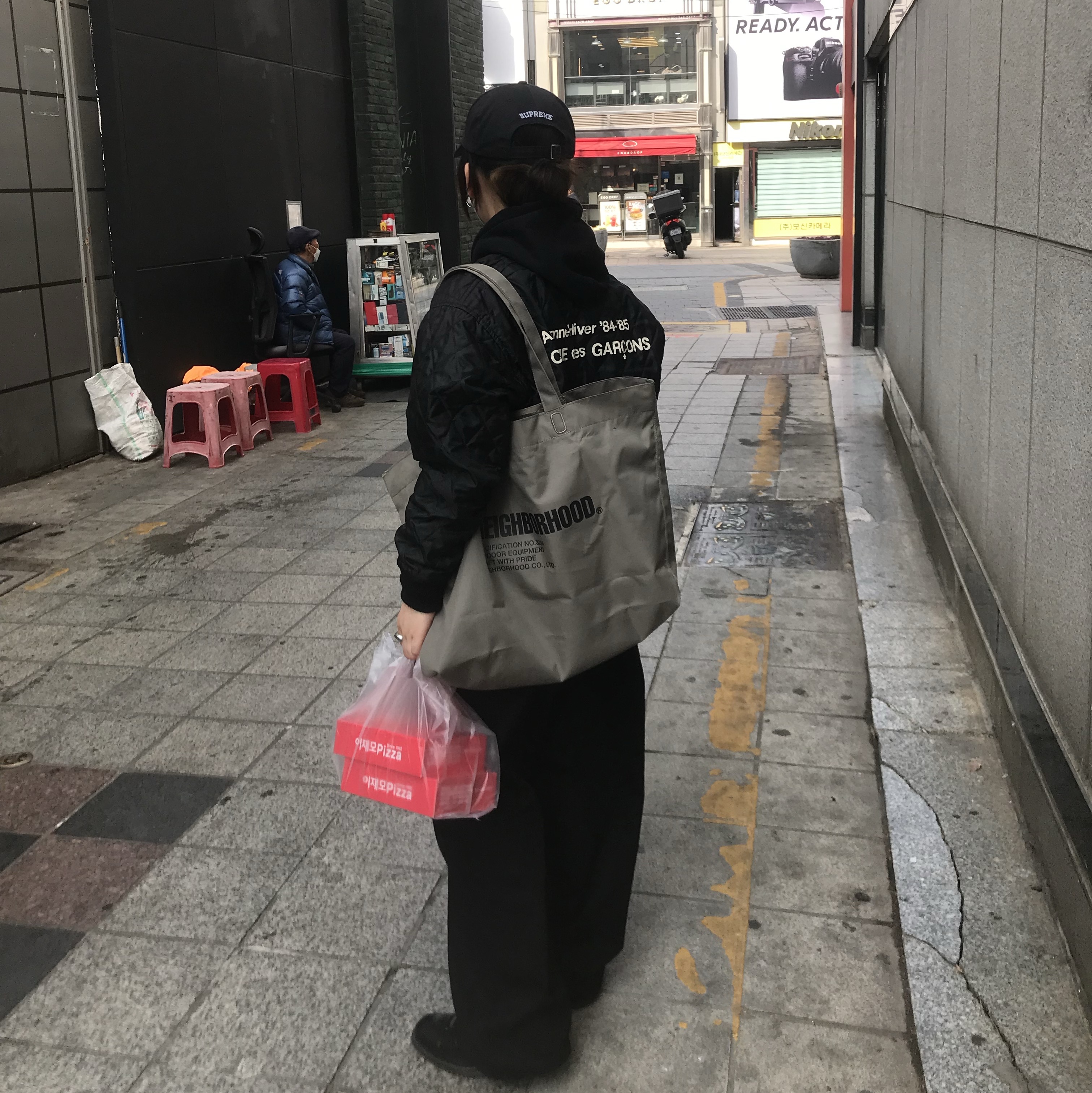 Helinox x Neighborhood Tote M Olive Drab, CDG Quilted '84-85 Staff Blouson Black 착용 스타일 - 1