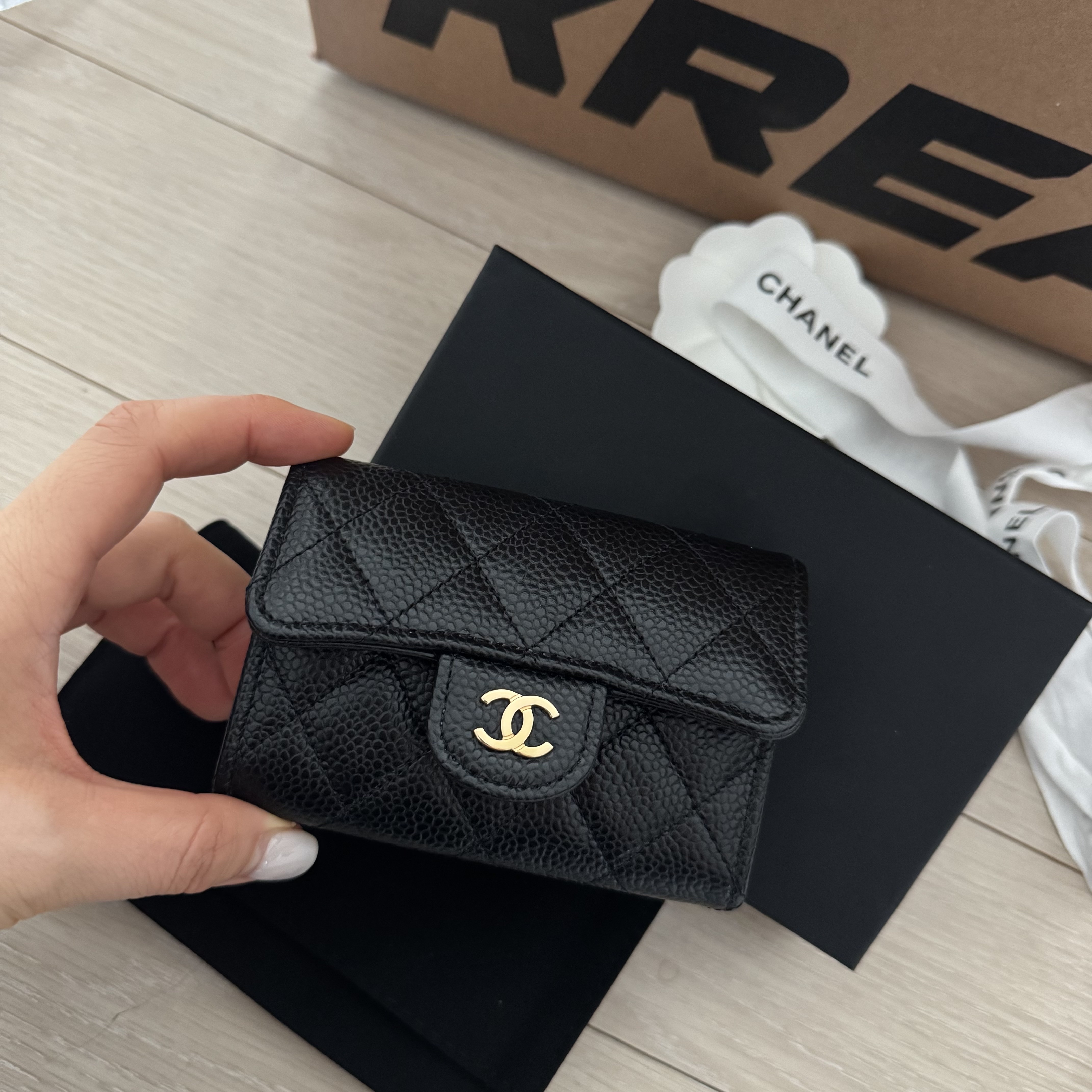 Chanel Classic Card Holder Grained Calfskin & Gold Black 착용 스타일 - 1