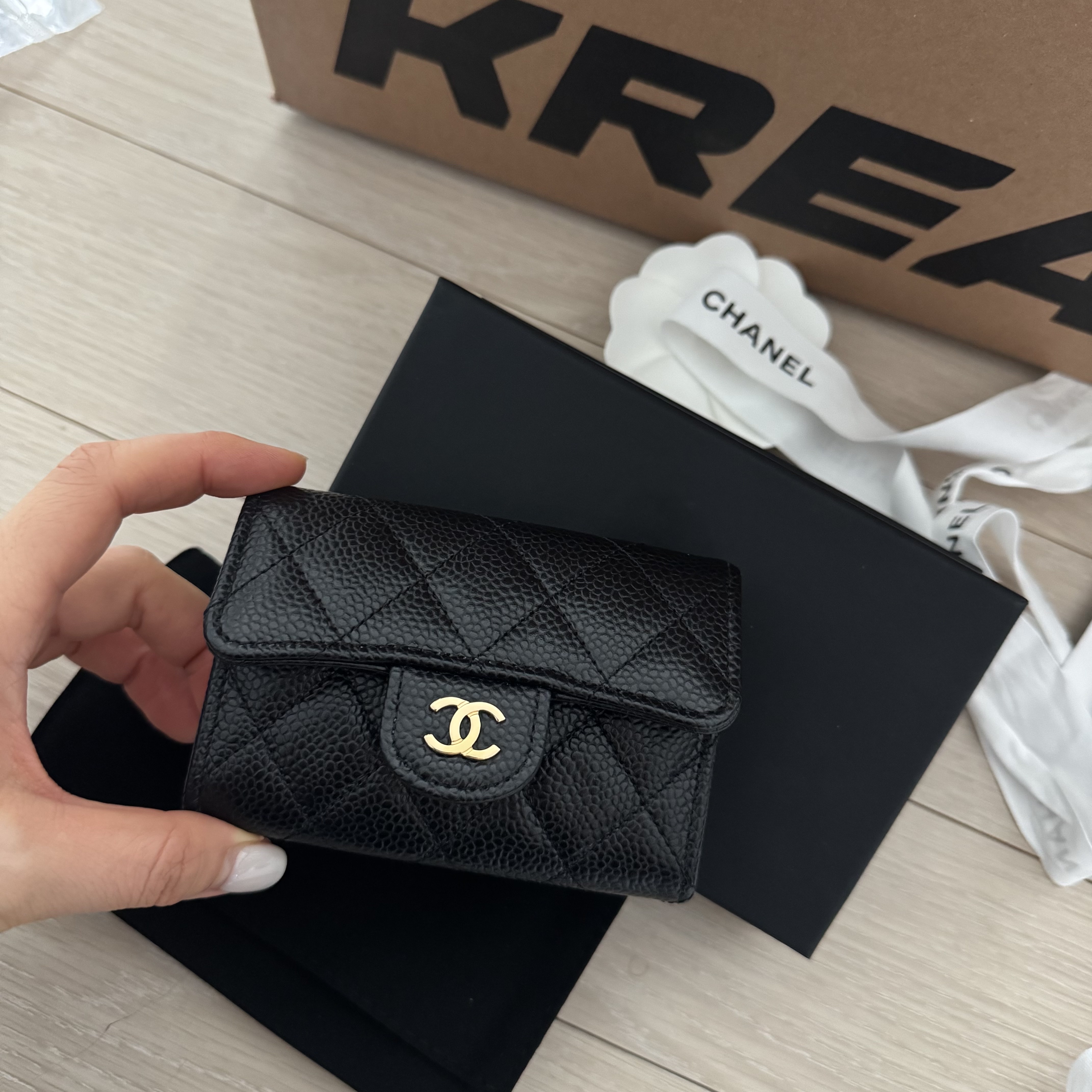 Chanel Classic Card Holder Grained Calfskin & Gold Black 착용 스타일 - 2