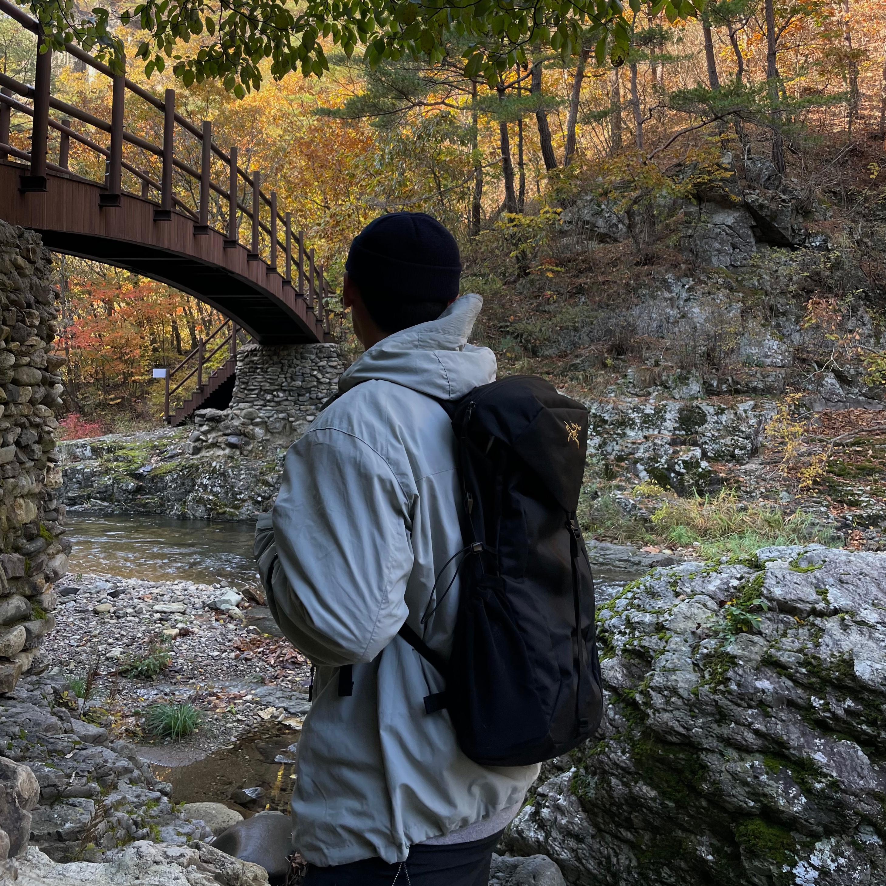 Arc'teryx Mantis 20 Backpack Black 착용 스타일 - 1