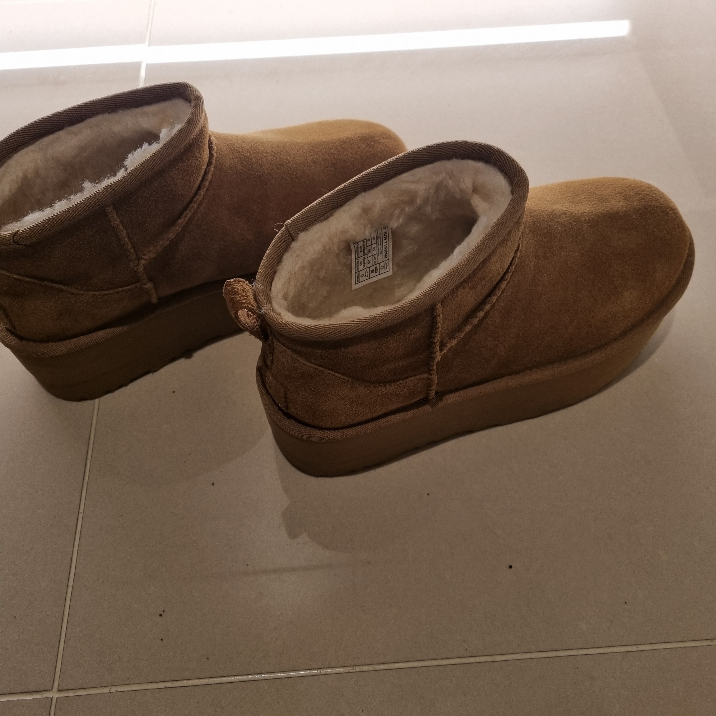 (W) UGG Classic Ultra Mini Platform Boots Chestnut 착용 스타일 - 3