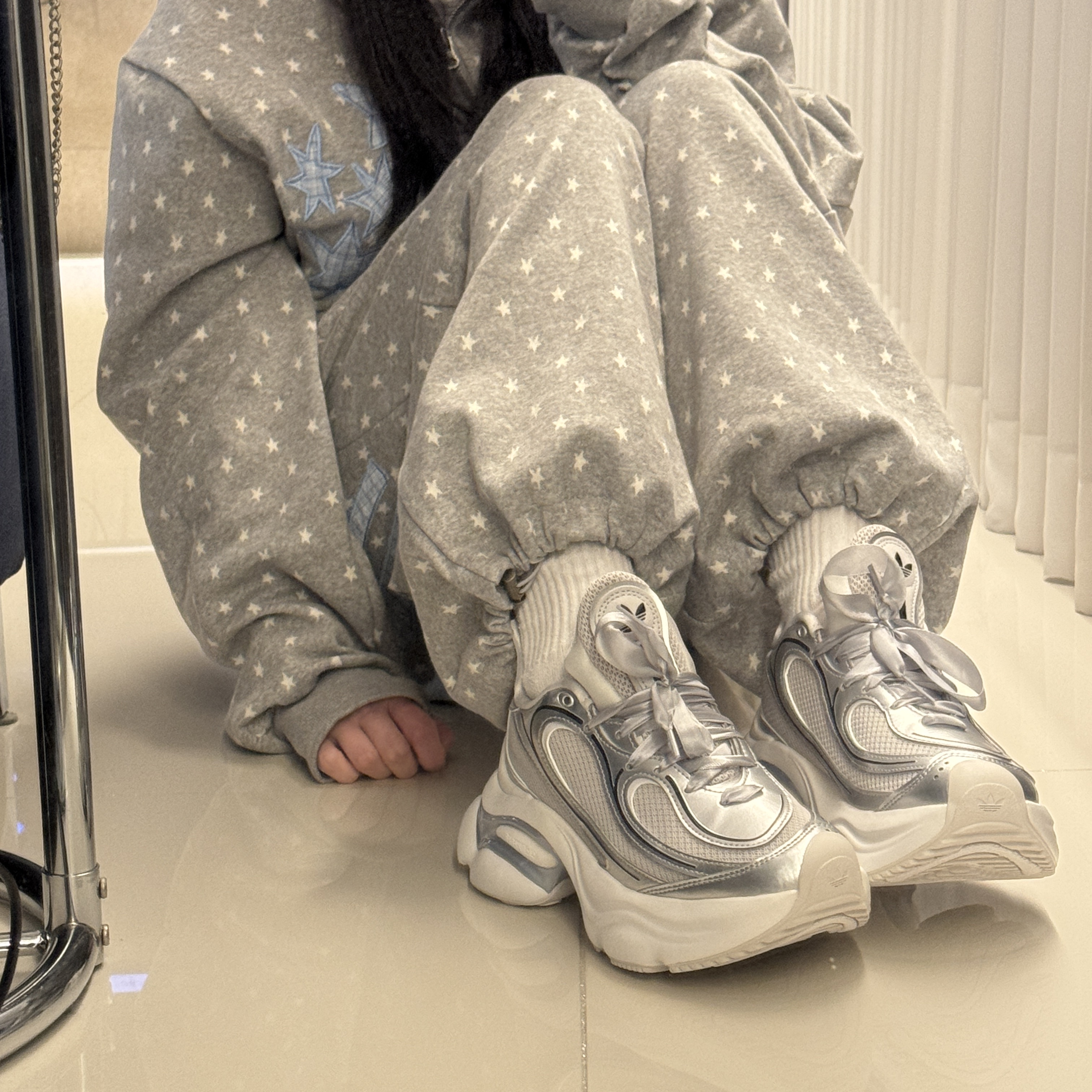 (W) Adidas Ozvenuz Silver Metallic Grey One 착용 스타일