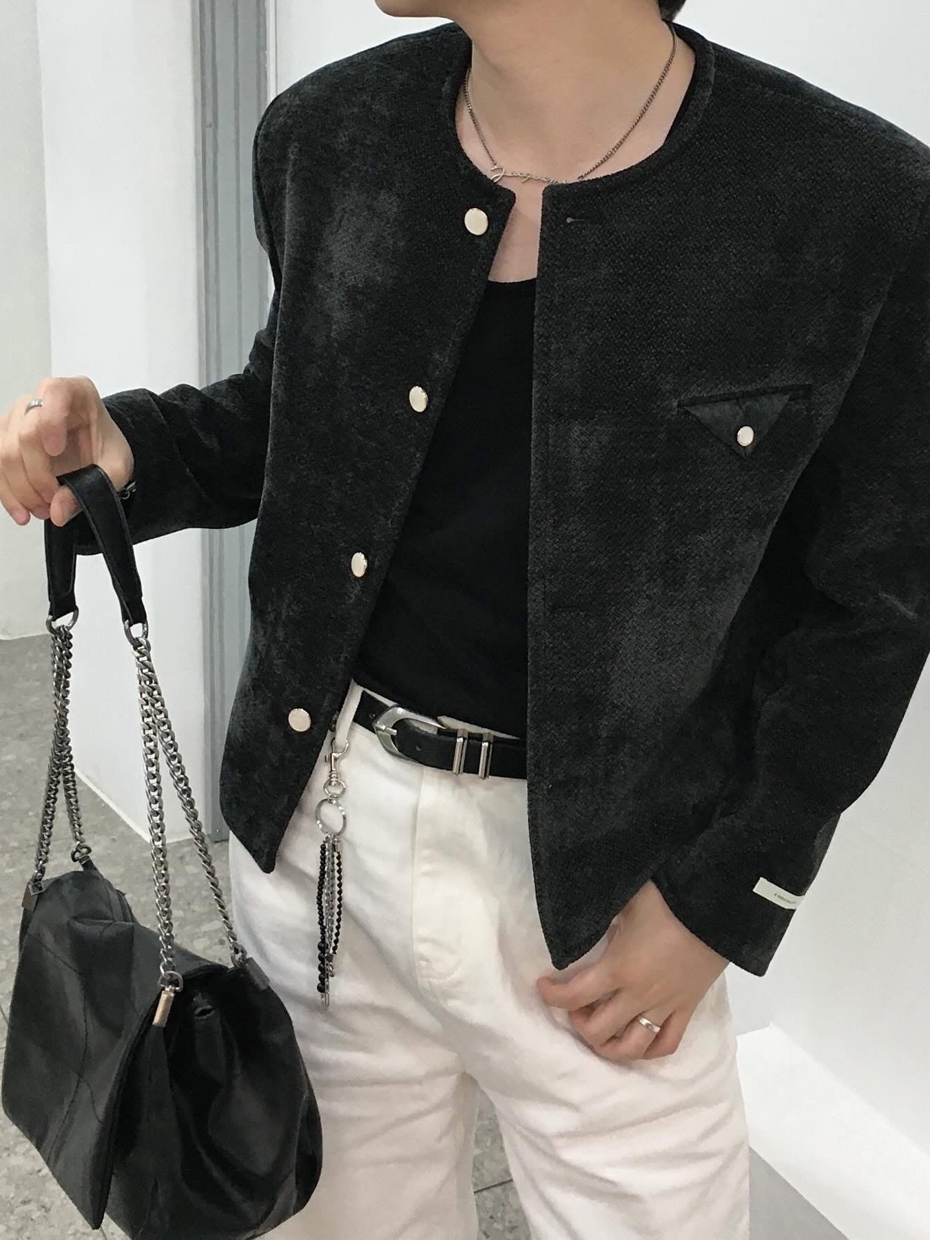 Jacquemus La Chaine Signature Logo Chain Necklace Silver, Zara Rock Style Flap Shoulder Bag Black 착용 스타일 - 4