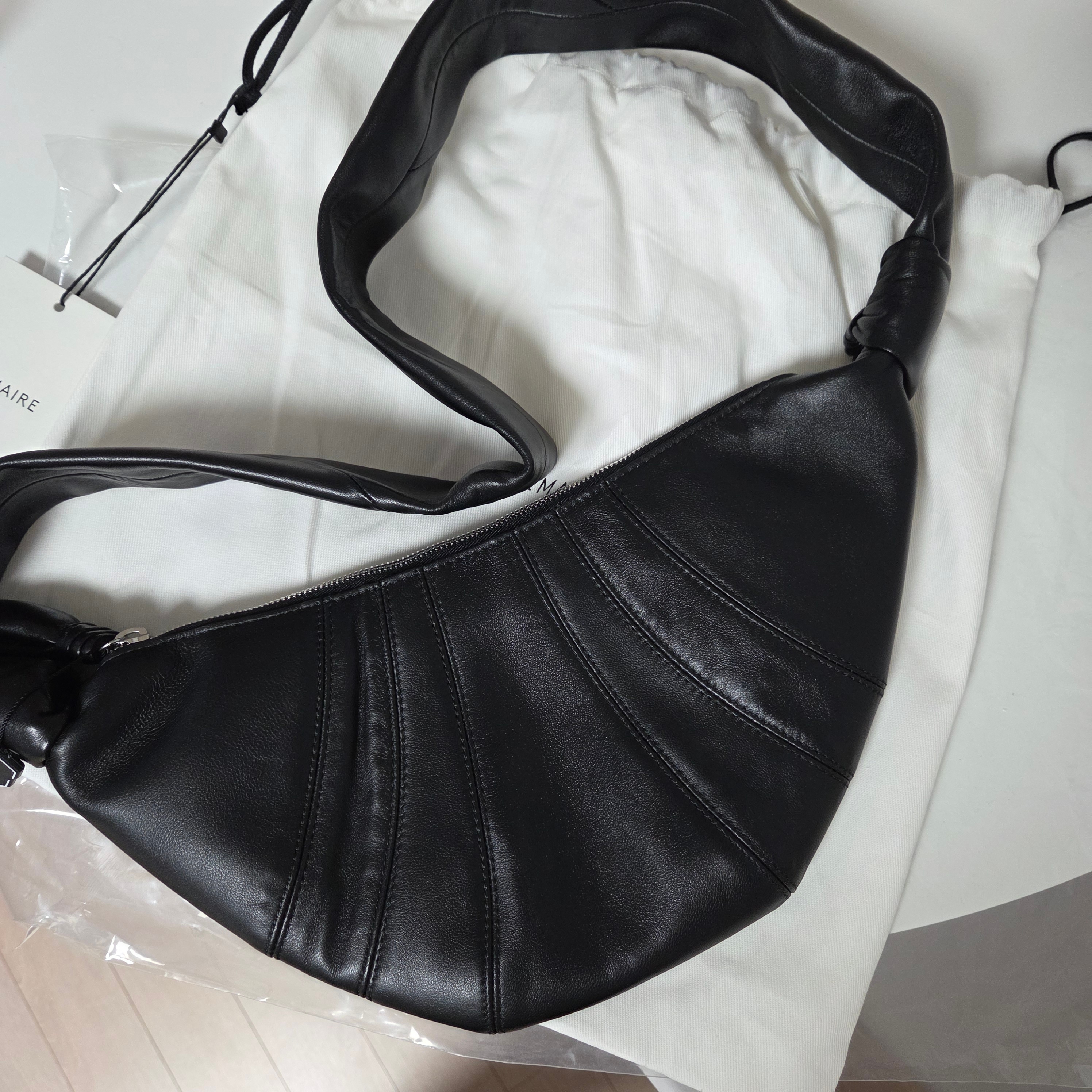 Lemaire Small Croissant Bag Soft Nappa Leather Black 착용 스타일 - 3