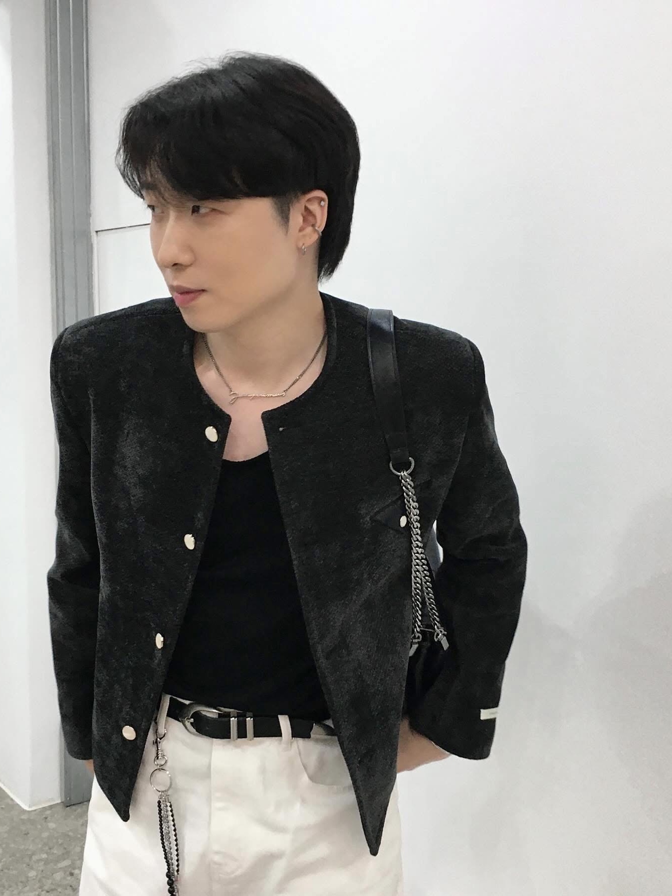 Jacquemus La Chaine Signature Logo Chain Necklace Silver, Zara Rock Style Flap Shoulder Bag Black 착용 스타일 - 7