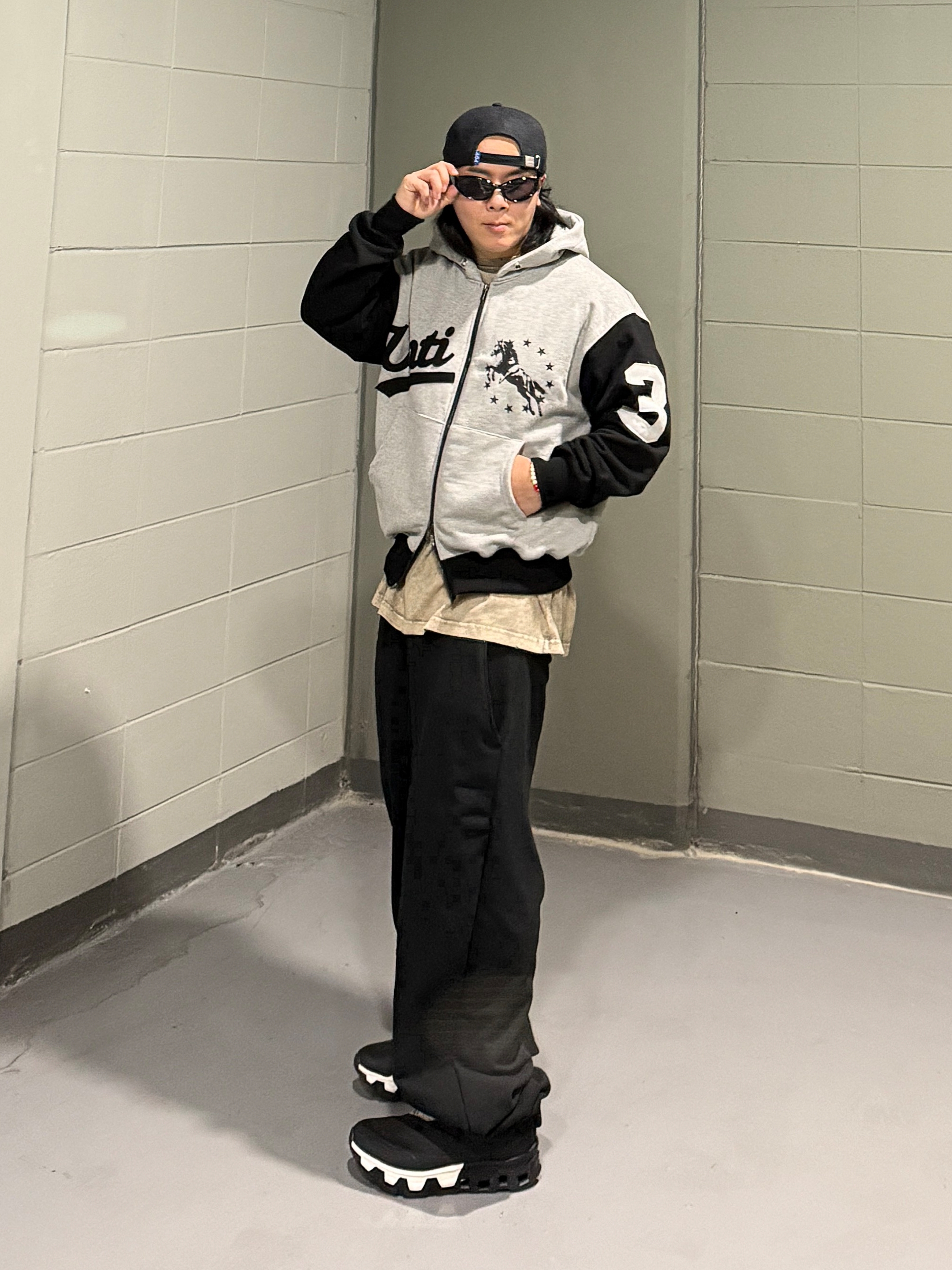 On Running x Post Archive Faction (Paf) Cloudmonster Hyper Black, ROARINGRAD Crusader Over T-shirt Washed Oatmeal 착용 스타일 - 1