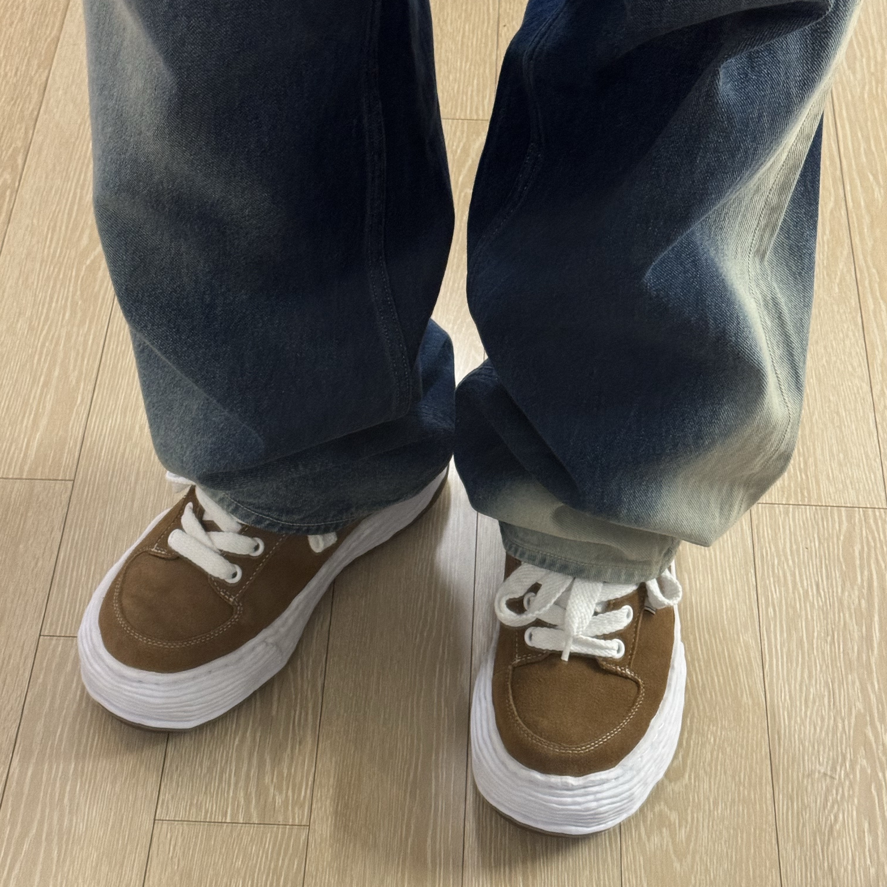 Maison Mihara Yasuhiro Oliver OG Sole Suede Low-top Sneakers Brown 착용 스타일 - 1