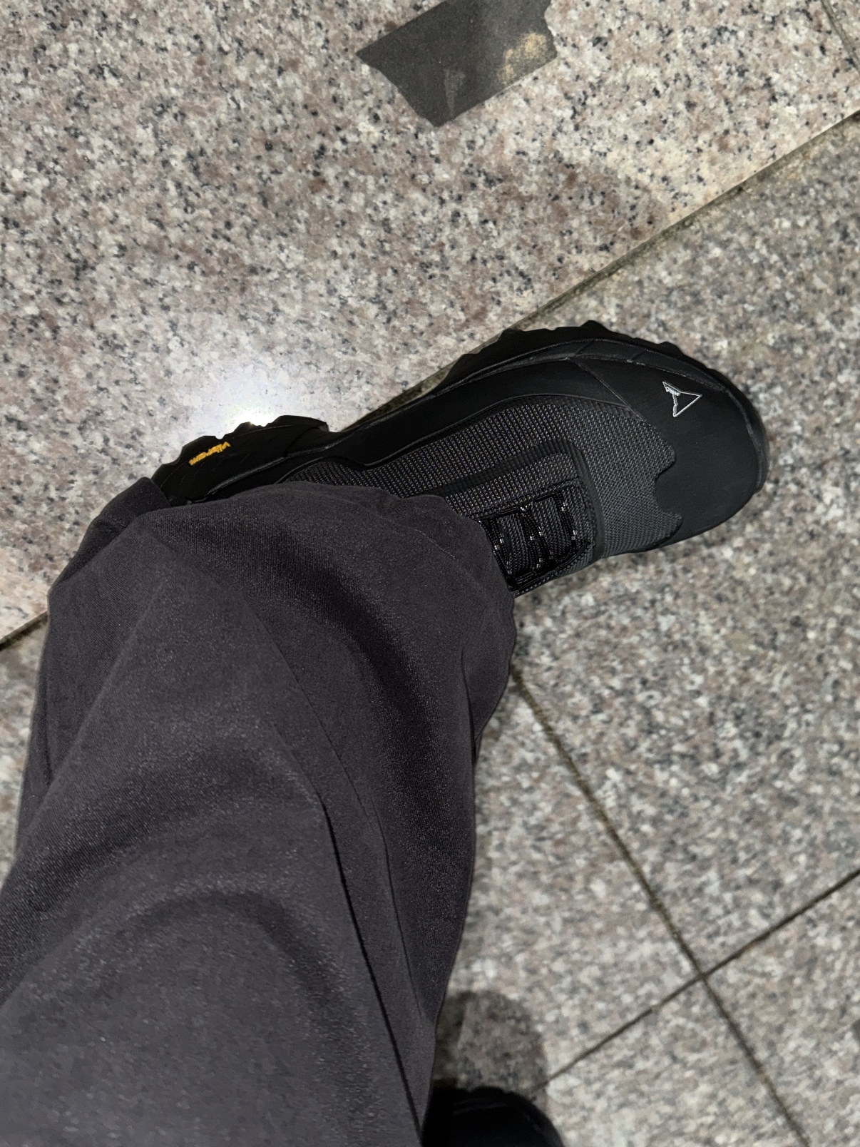 ROA Katharina Light Asphalt Black  - 25FW 착용 스타일 - 1