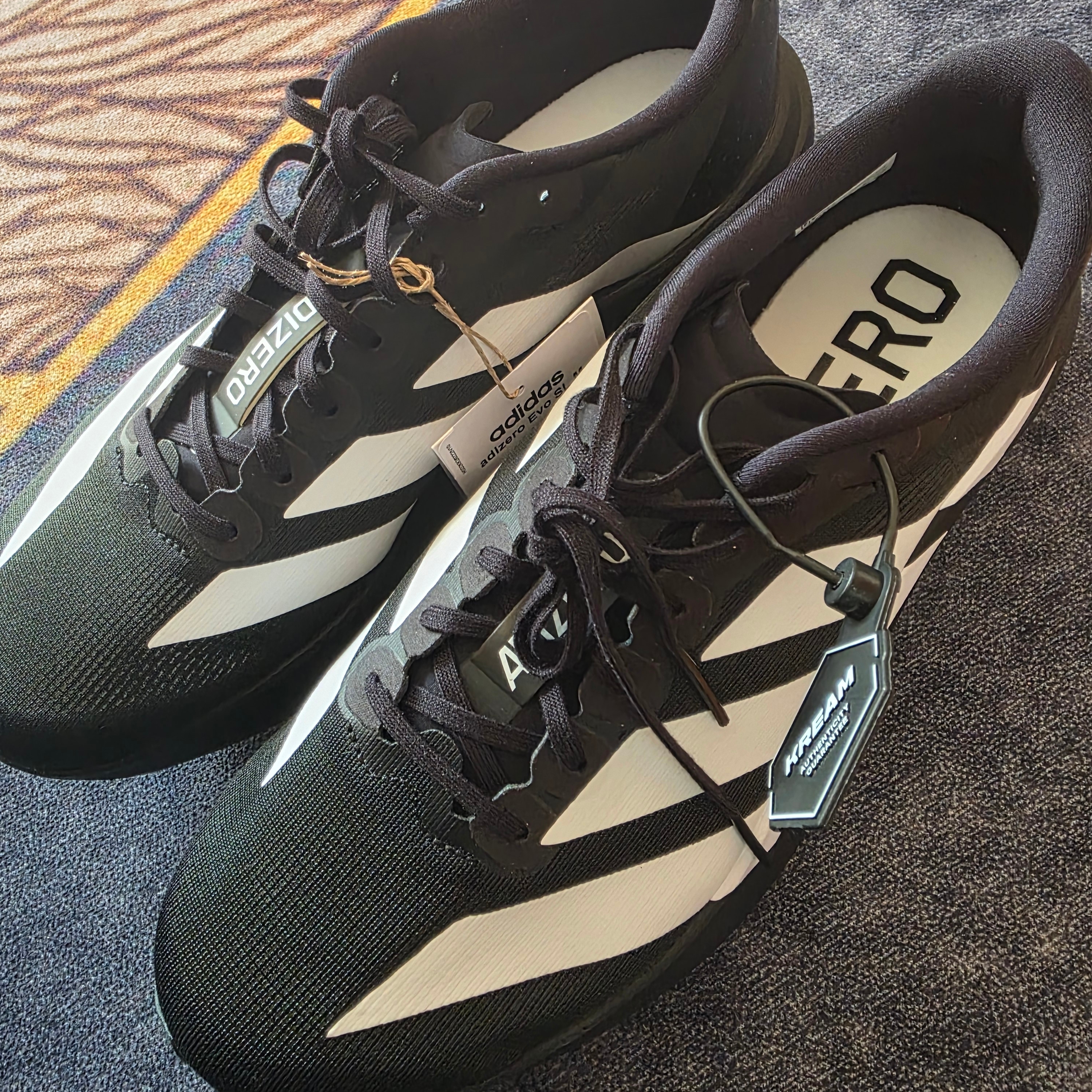 Adidas Adizero EVO SL Core Black Cloud White 착용 스타일 - 1