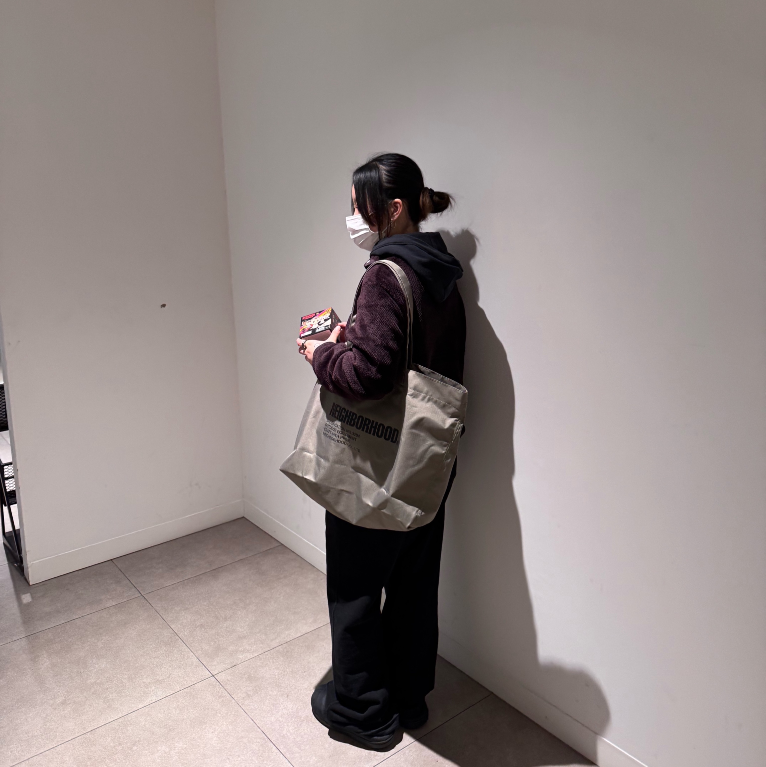 Helinox x Neighborhood Tote M Olive Drab, Undermycar Mu.06 Anti Fxxking Logo Saruel Sweat Pants Moon Rock 착용 스타일 - 2
