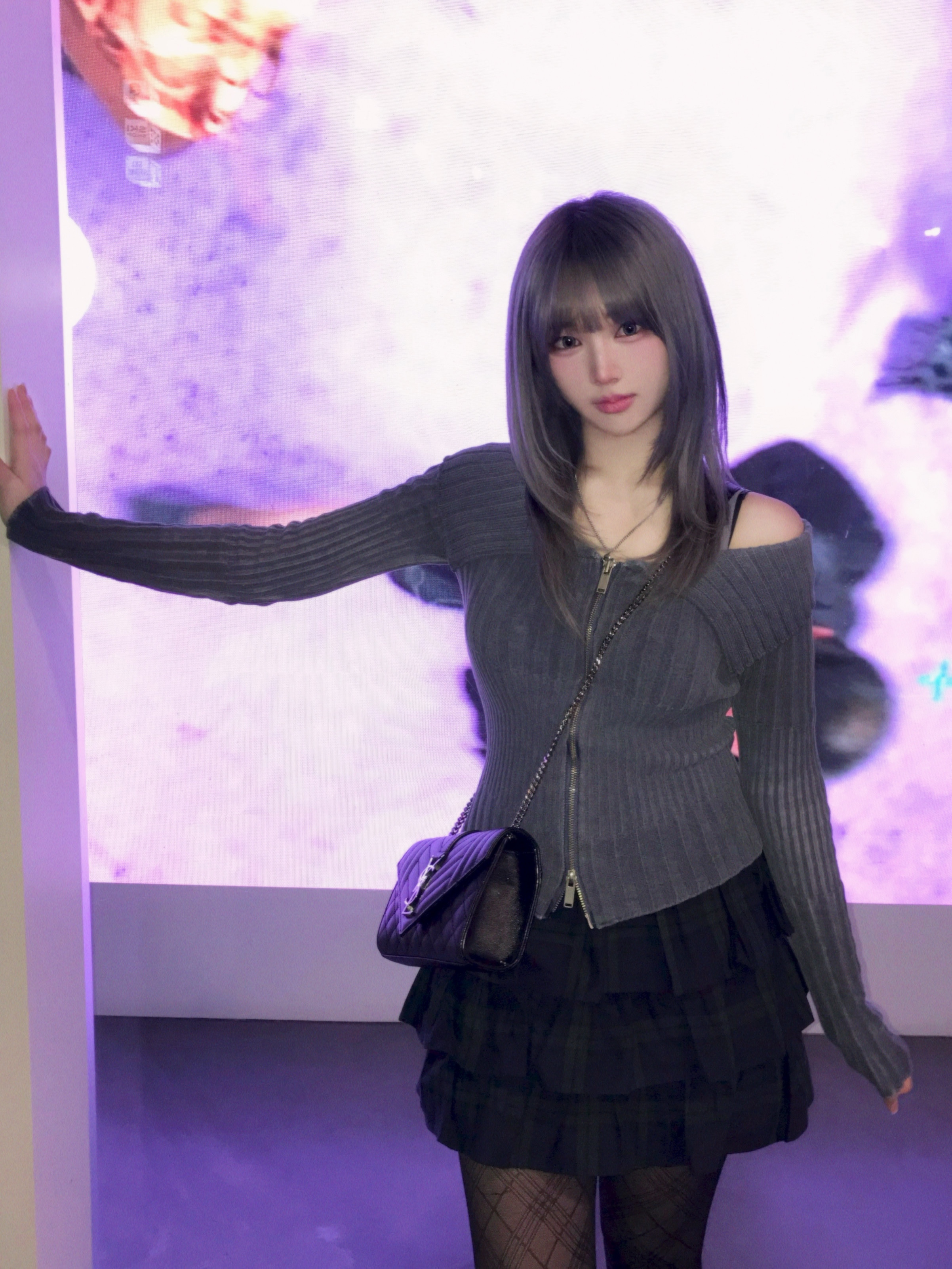 Saint Laurent Envelope Small Bag in Mix Matelasse Grain de Poudre Embossed Leather Black 착용 스타일