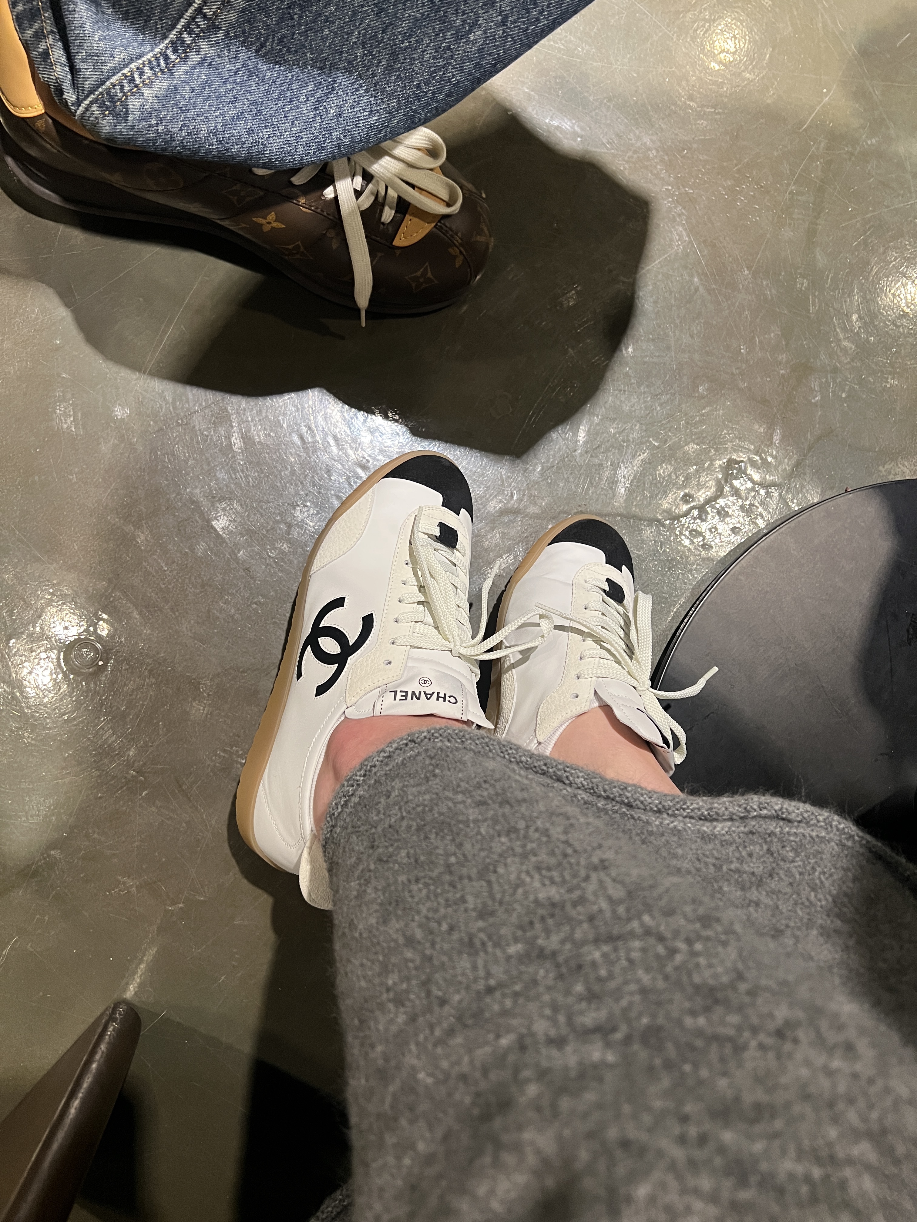 (W) Chanel Sneakers Calfskin & Embossed Suede Calfskin White Black, Chanel Medium Classic Handbag Grained Calfskin & Silver Black 착용 스타일 - 3