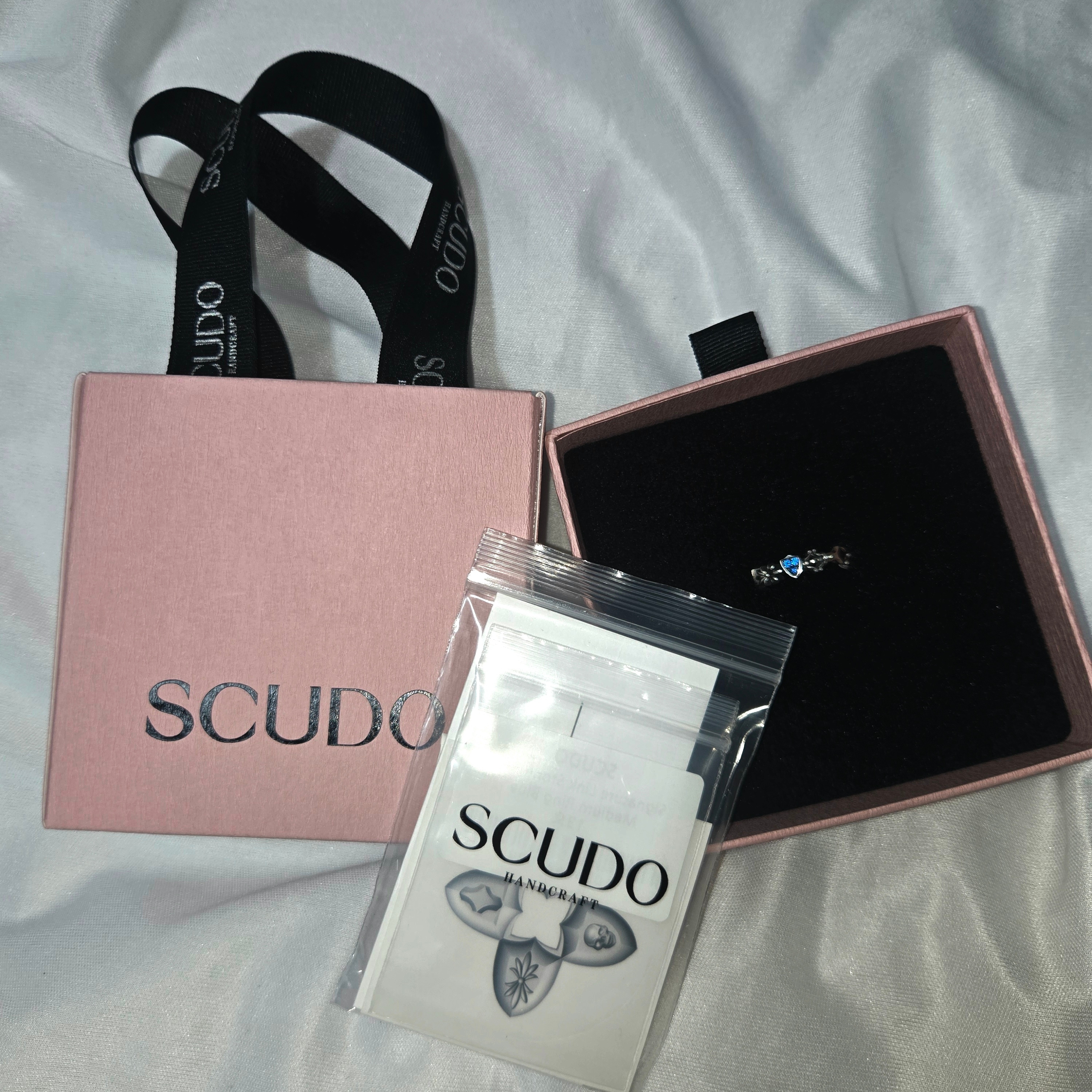 [KREAM 단독] Scudo Signature Link Stone Bold Medium Ring Blue 착용 스타일 - 1
