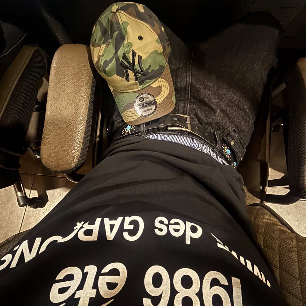 CDG 1986 Comme des Garcons T-Shirt Black, New Era MLB New York Yankees Basic Unstructured Ball Cap Woodland Camo 착용 스타일 - 1