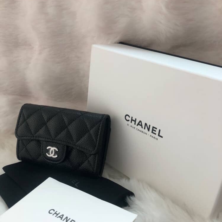 Chanel Classic Card Holder Grained Calfskin & Silver Black 착용 스타일