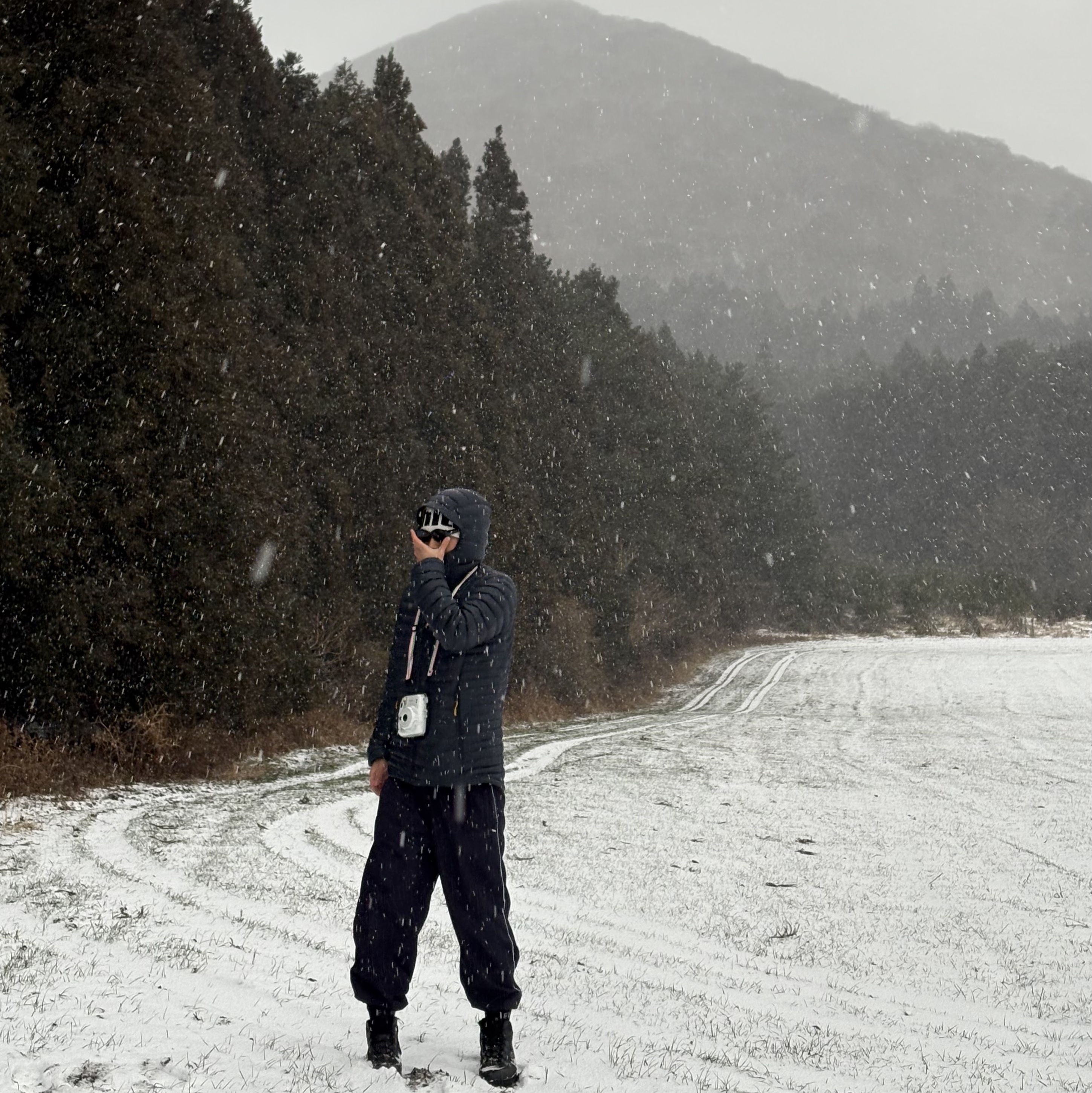 [KREAM 단독] runwhither Logo Beanie White, Rab Microlight Alpine Jacket Beluga 착용 스타일 - 1