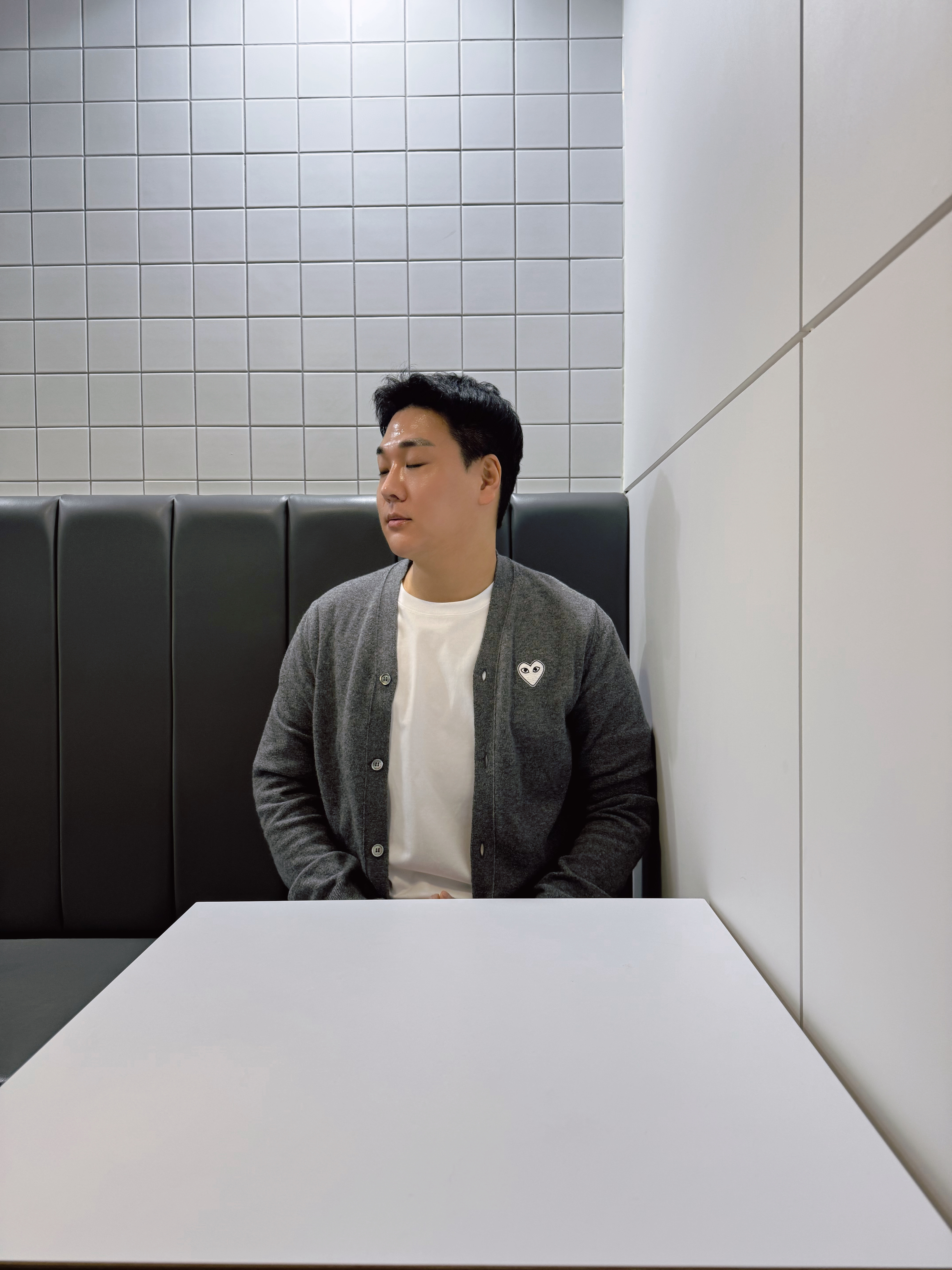 Play Comme des Garcons White Heart Knit Cardigan Grey, Jordan 1 Retro Low OG Medium Olive and Summit White 착용 스타일 - 8