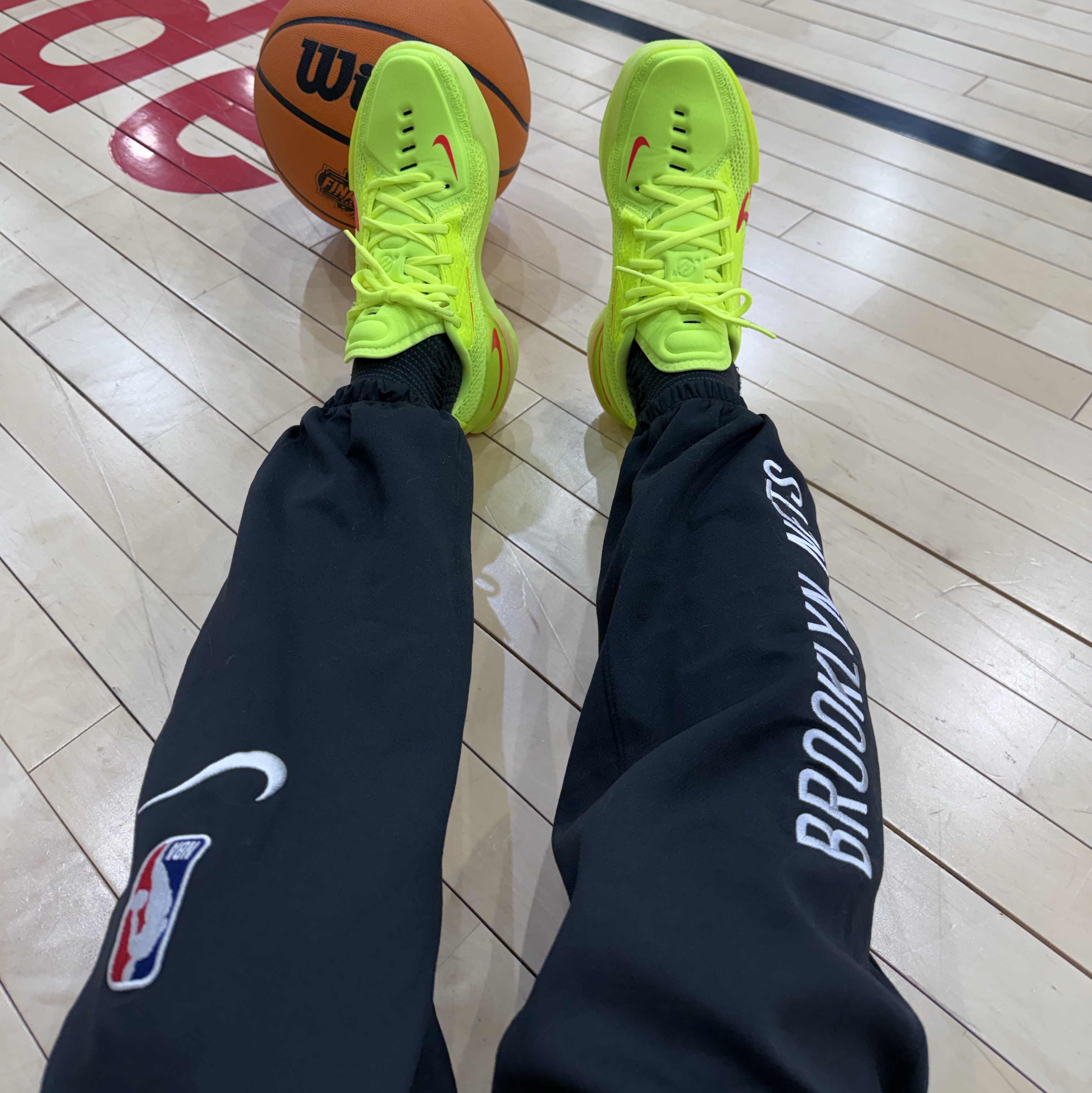 Nike Air Zoom G.T. Cut EYBL Volt Bright Crimson 착용 스타일