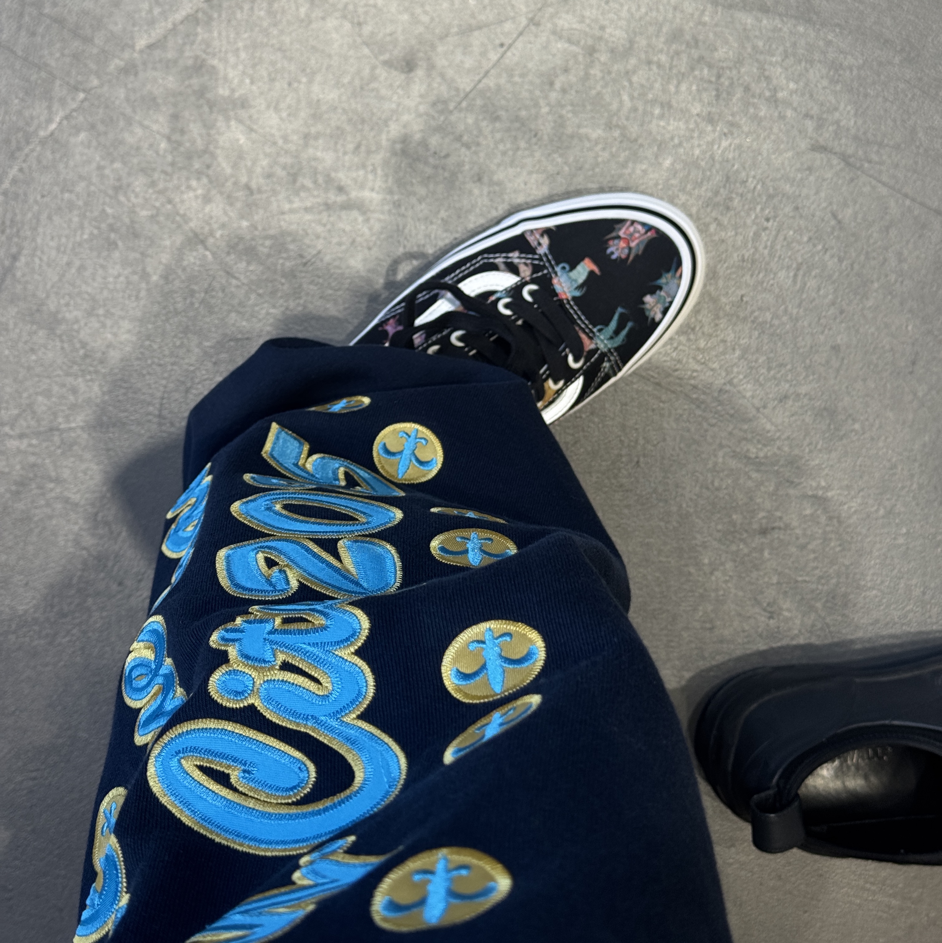 Supreme League Champs Sweatpant Navy - 25FW, Vans x Undercover OTW Old Skool Monster Black 착용 스타일