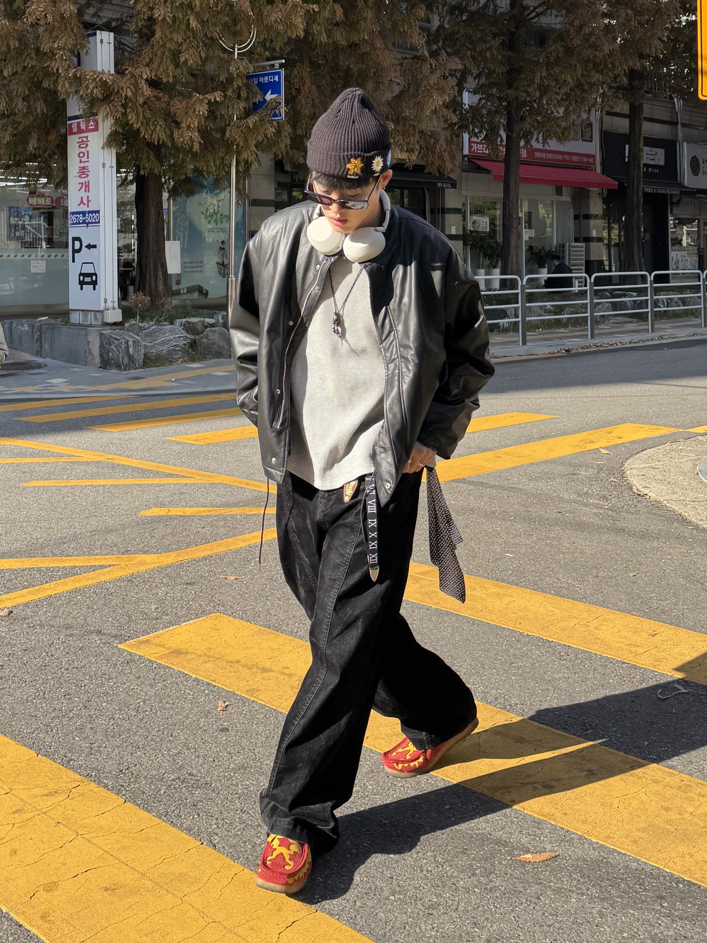 Clarks x Supreme Wallabee Gold, Sony WH-1000XM6 Platinum Silver (Korean Ver.) 착용 스타일 - 2