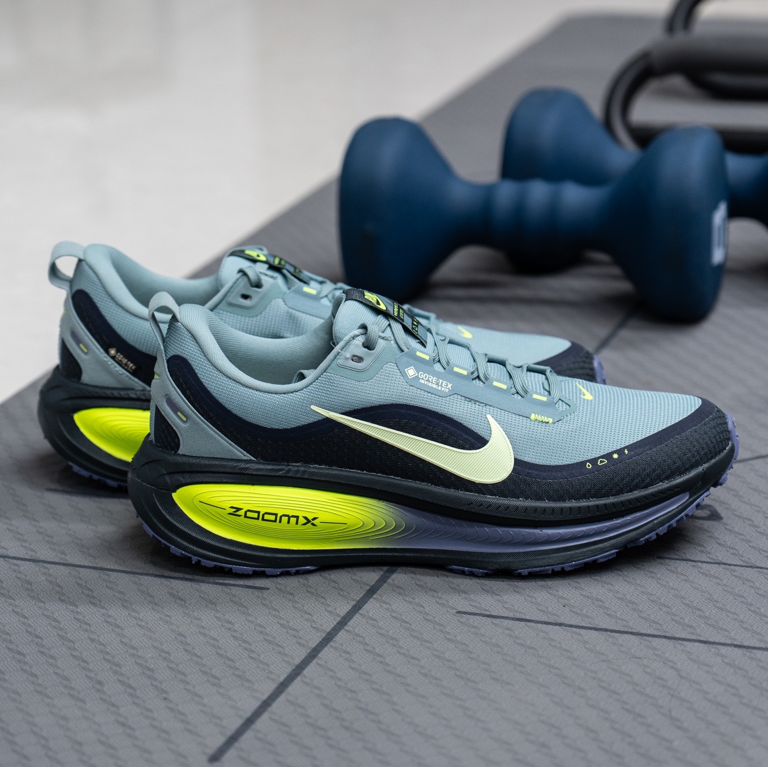Nike Vomero 18 Gore-Tex Seaweed Cannon 착용 스타일
