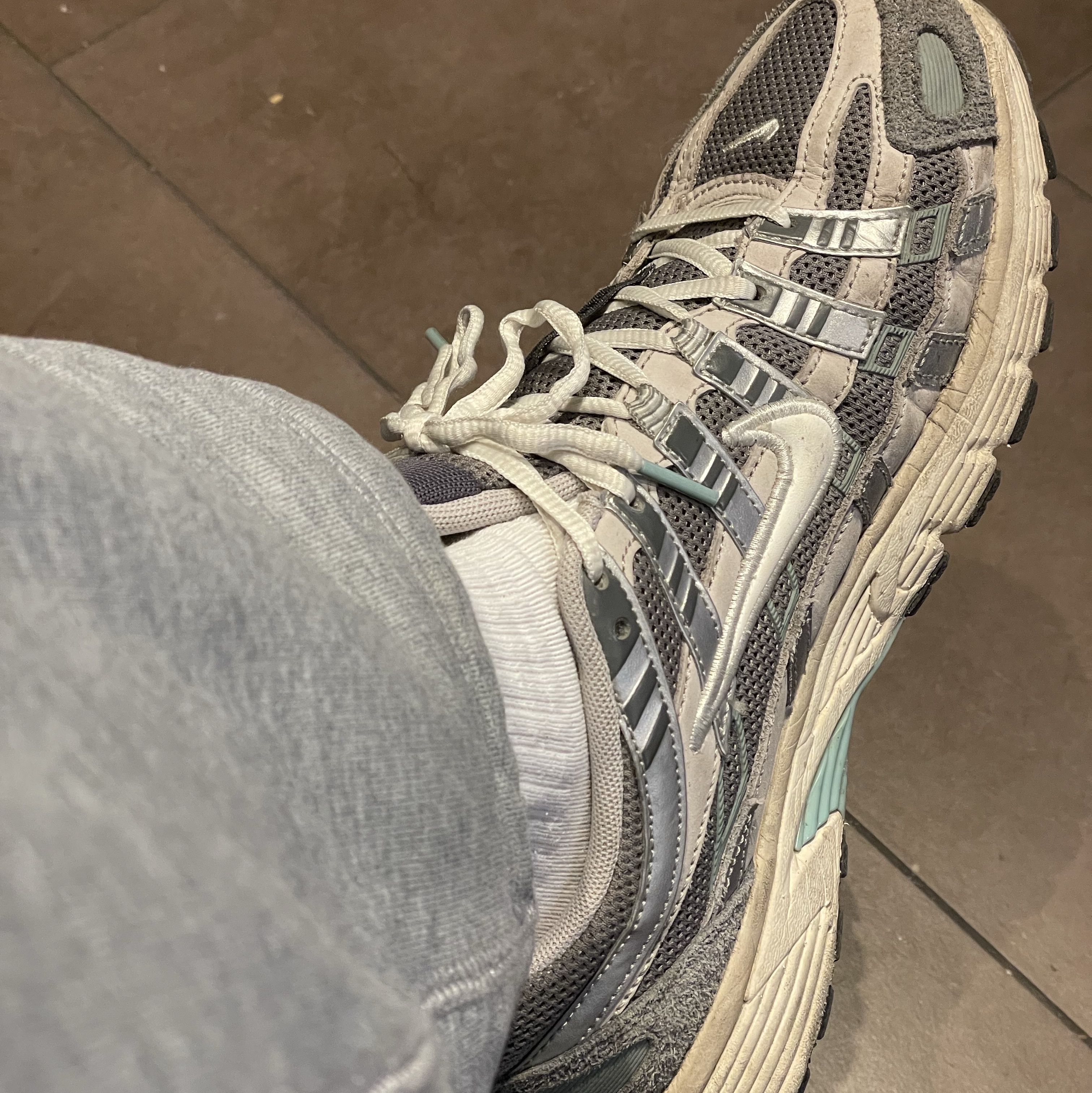 Nike P-6000 Flat Pewter Light Iron Ore 착용 스타일