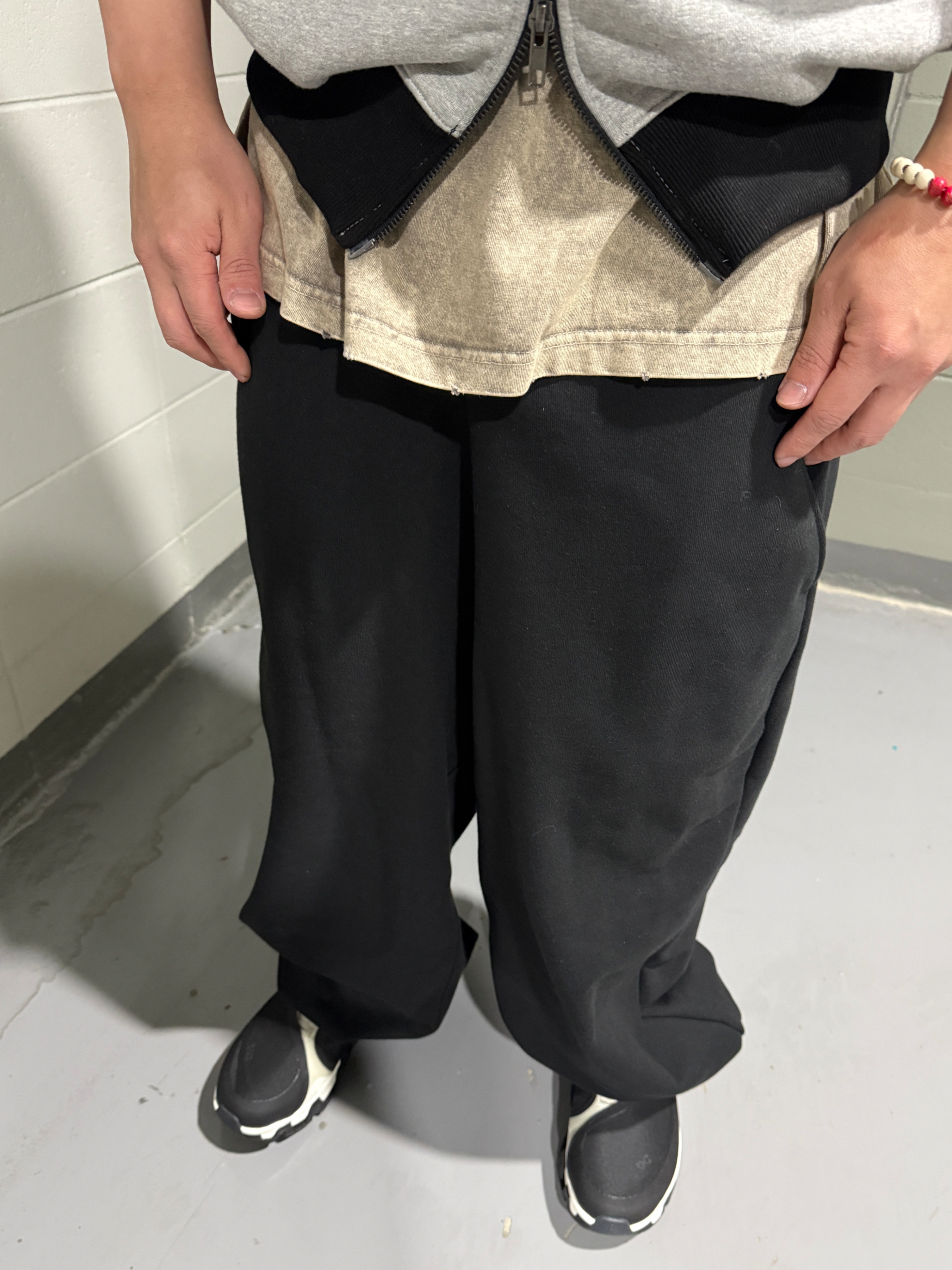 On Running x Post Archive Faction (Paf) Cloudmonster Hyper Black, ROARINGRAD Crusader Over T-shirt Washed Oatmeal 착용 스타일 - 5