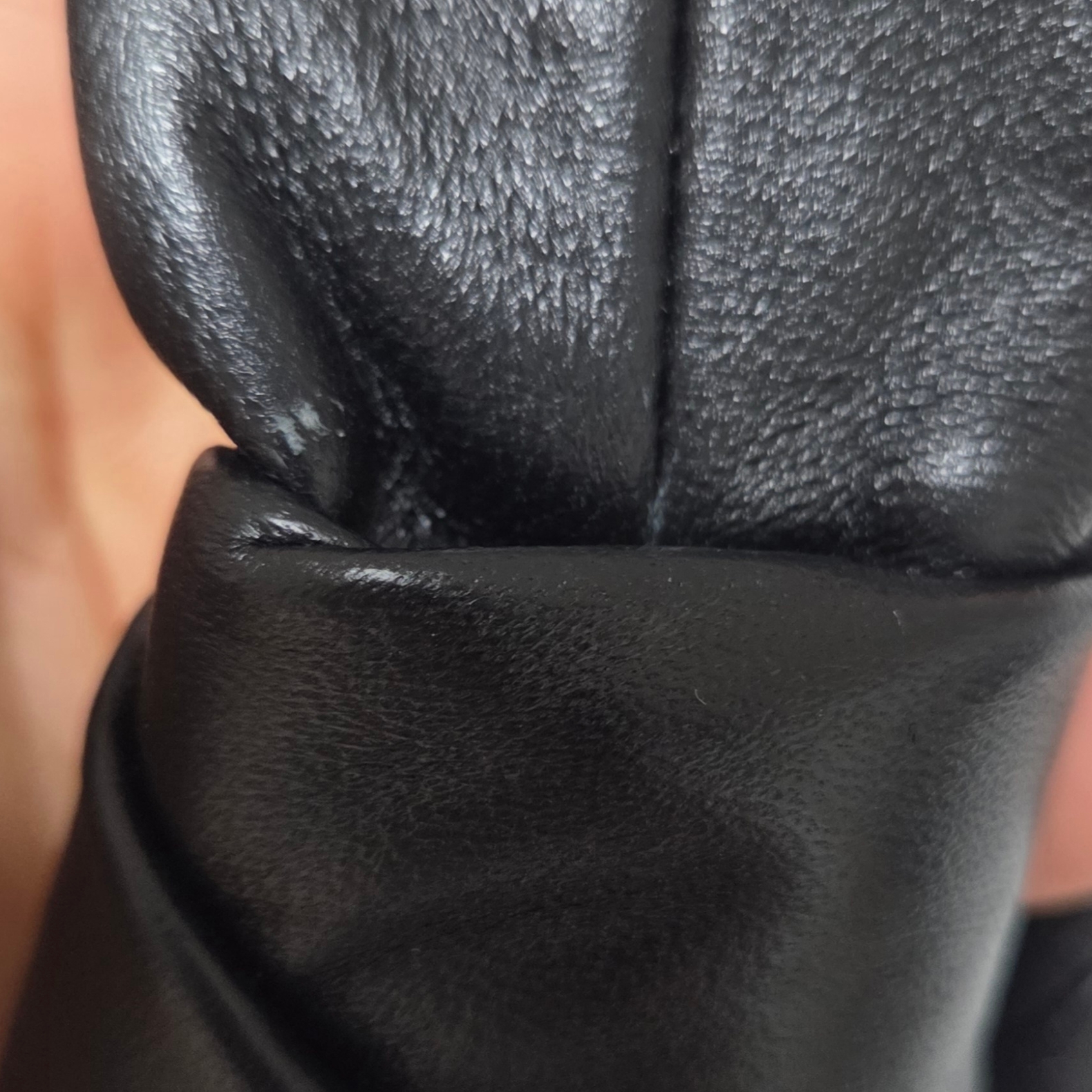 Lemaire Small Croissant Bag Soft Nappa Leather Black 착용 스타일 - 1