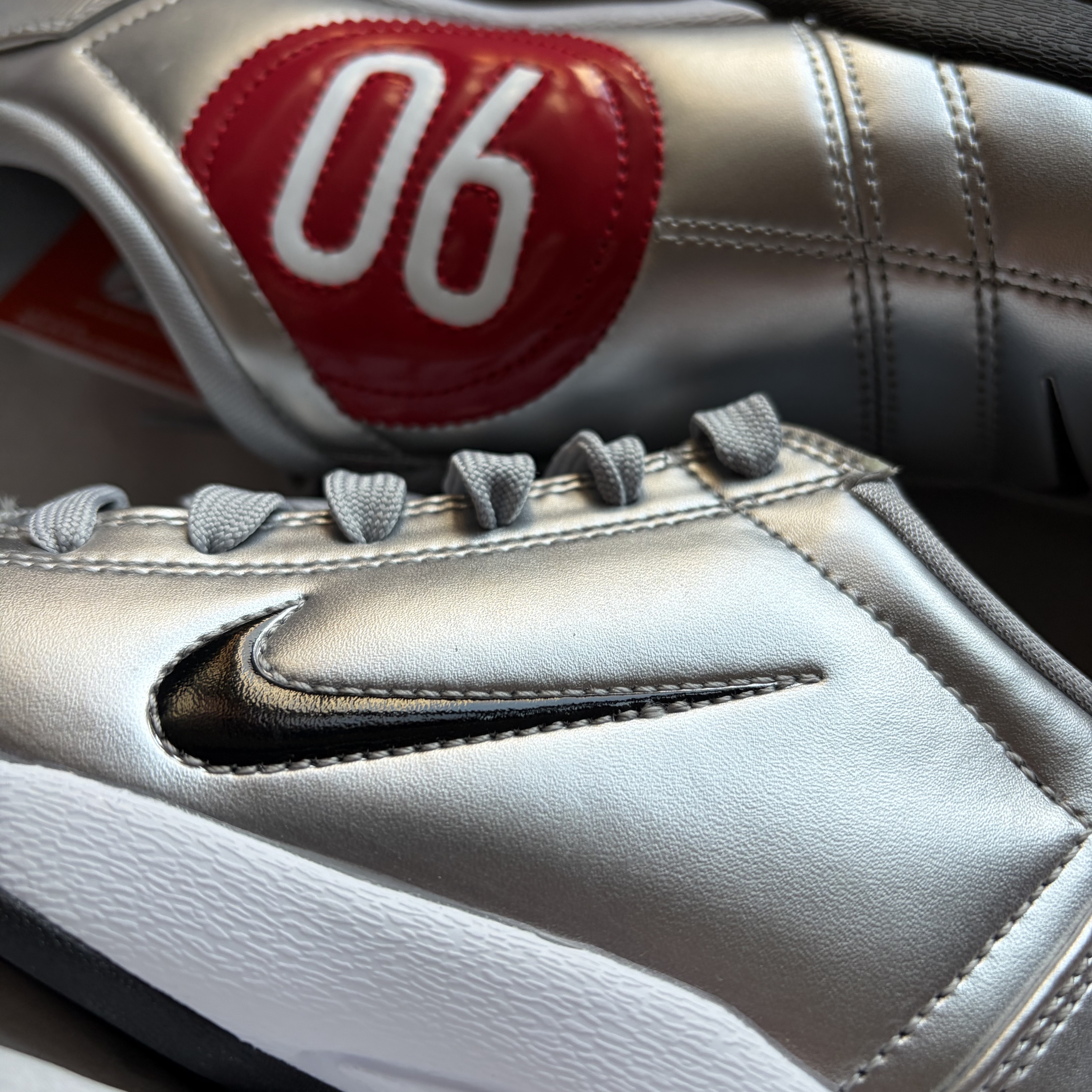 Nike Total 90 III SP Metallic Silver and Black 착용 스타일