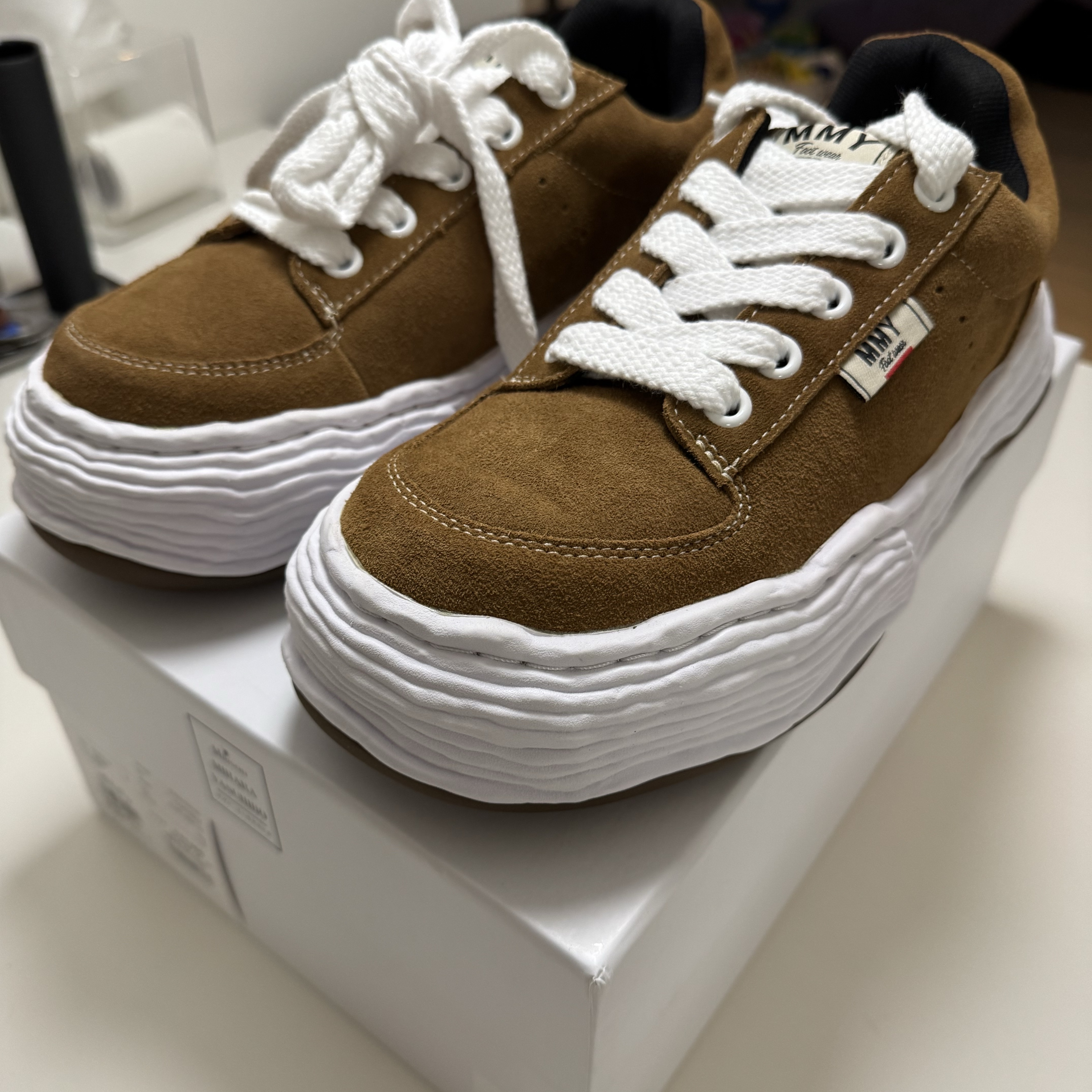 Maison Mihara Yasuhiro Oliver OG Sole Suede Low-top Sneakers Brown 착용 스타일 - 3