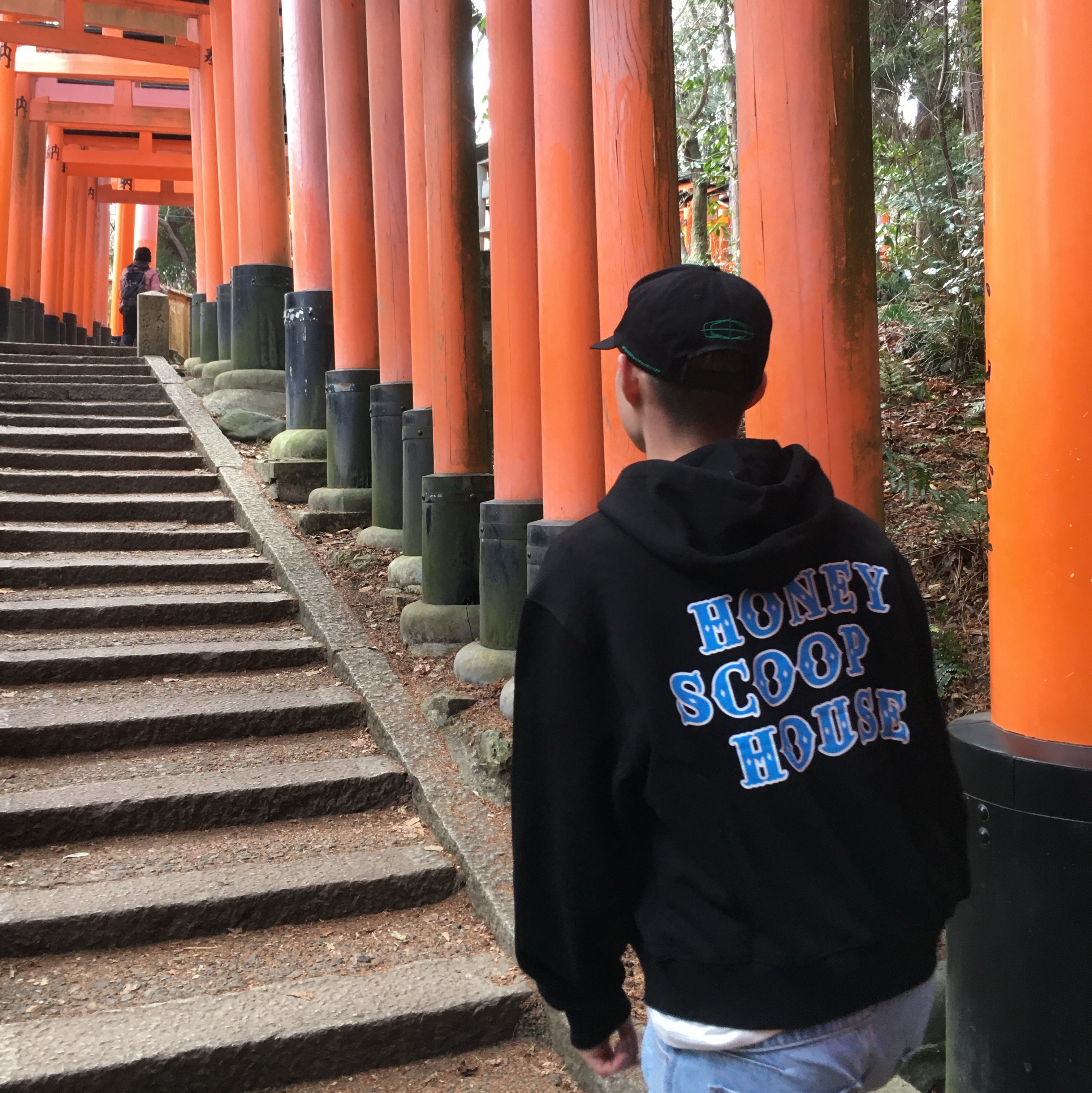 Honey Scoop House West Wave Hooded Sweatshirt Black 착용 스타일 - 2
