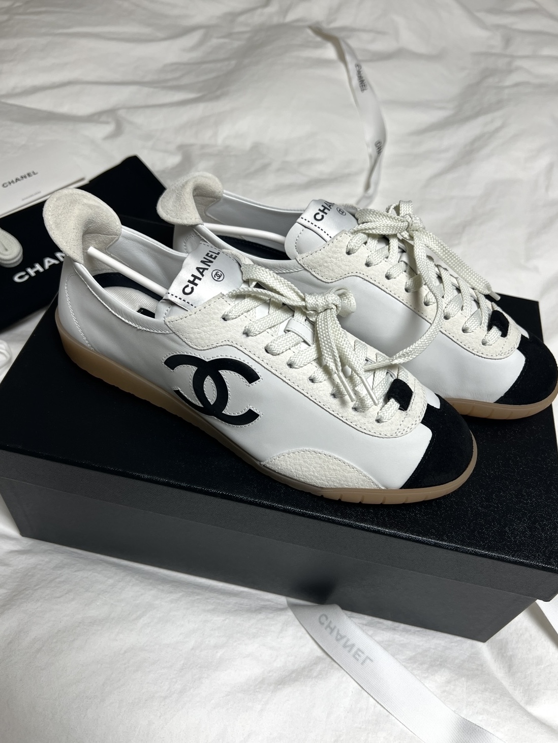(W) Chanel Sneakers Calfskin & Embossed Suede Calfskin White Black, Chanel Medium Classic Handbag Grained Calfskin & Silver Black 착용 스타일 - 4