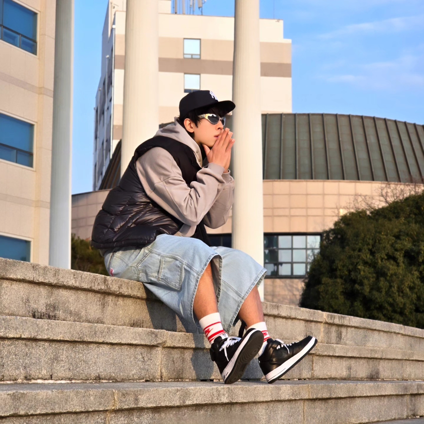 New Era 59Fifty MLB Authentic New York Yankees Game Navy, Nike NSW Everyday Essential Crew Socks White University Red (3 Pack/Korean Ver.) 착용 스타일 - 2