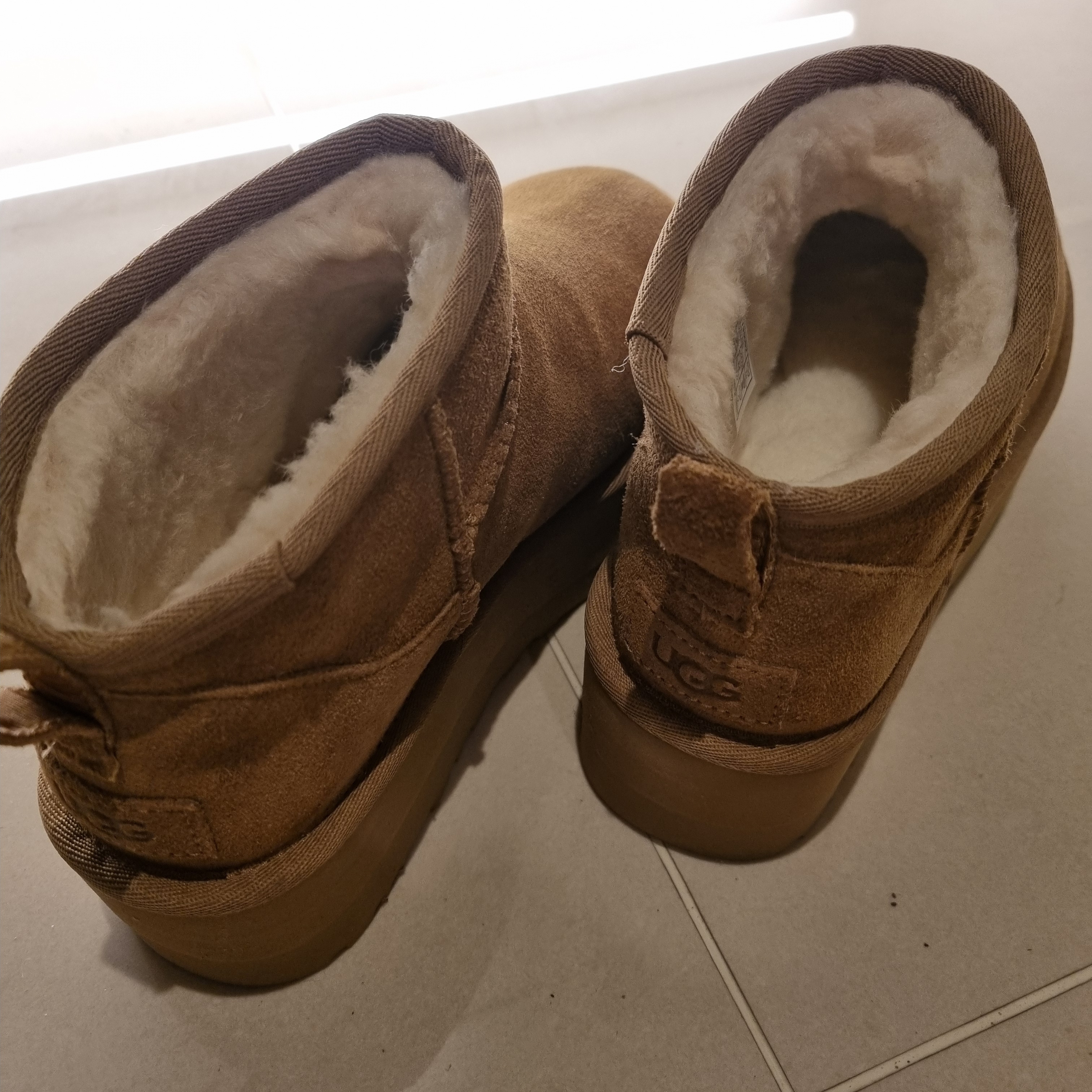 (W) UGG Classic Ultra Mini Platform Boots Chestnut 착용 스타일 - 4