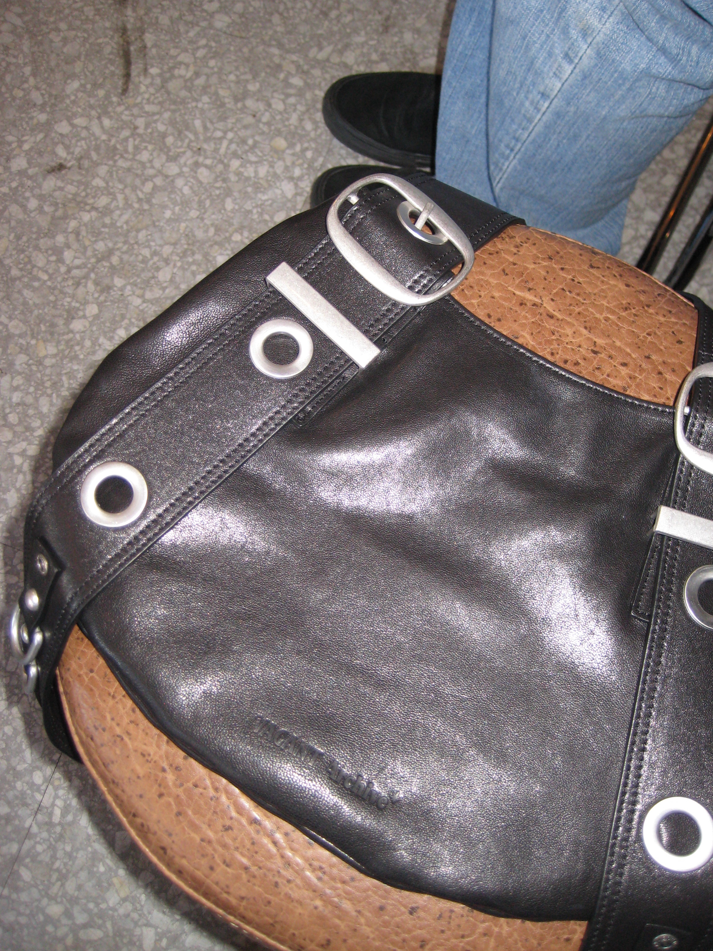 [KREAM 단독] Vacant Archive Bella Mini Shoulder Bag Black, [KREAM 단독] Vacant Archive Bella Wide Strap Hobo Bag Black 착용 스타일 - 2