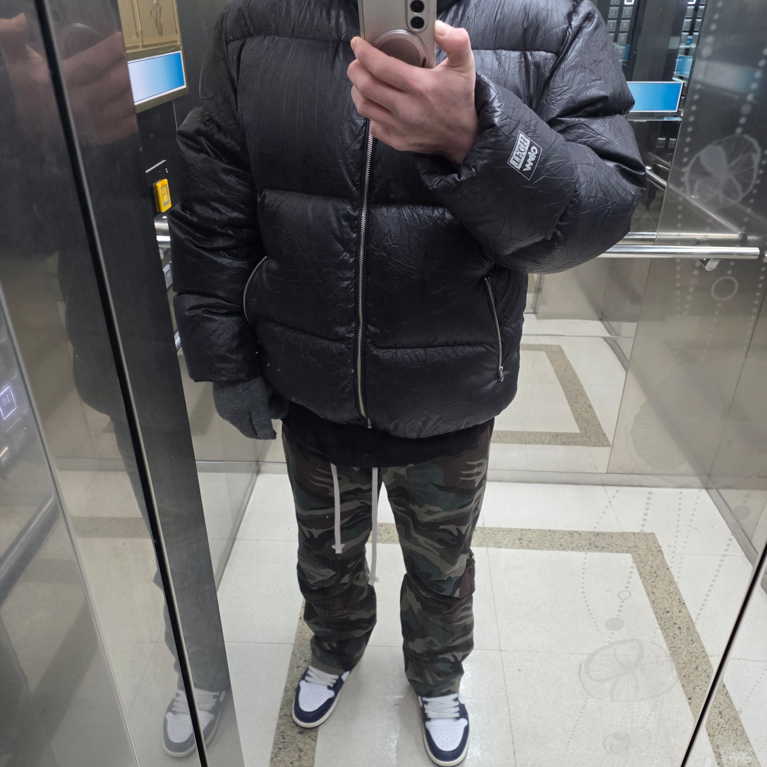 Stussy Wrinkled Nylon Down Puffer Black 착용 스타일 - 2