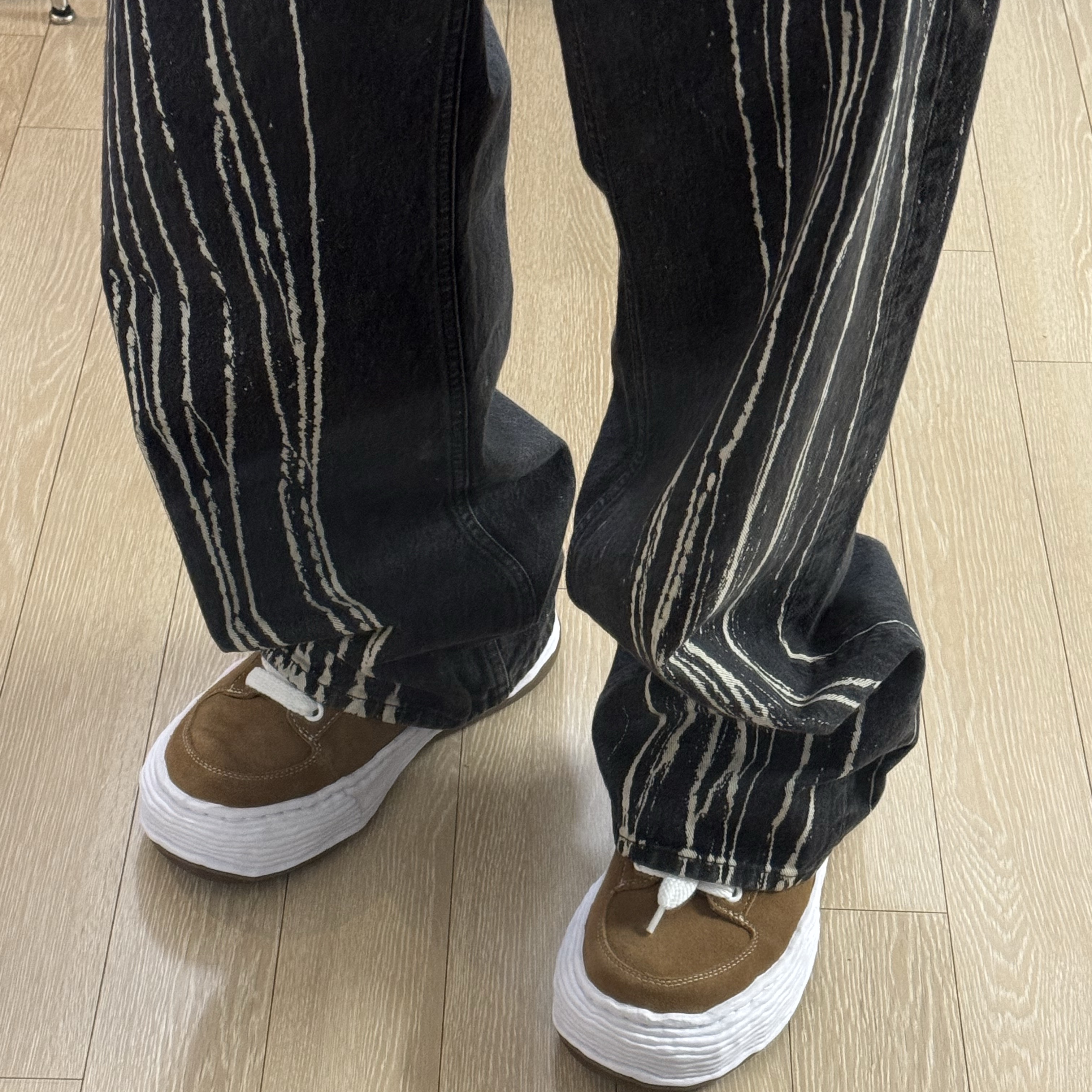 Maison Mihara Yasuhiro Oliver OG Sole Suede Low-top Sneakers Brown 착용 스타일 - 1