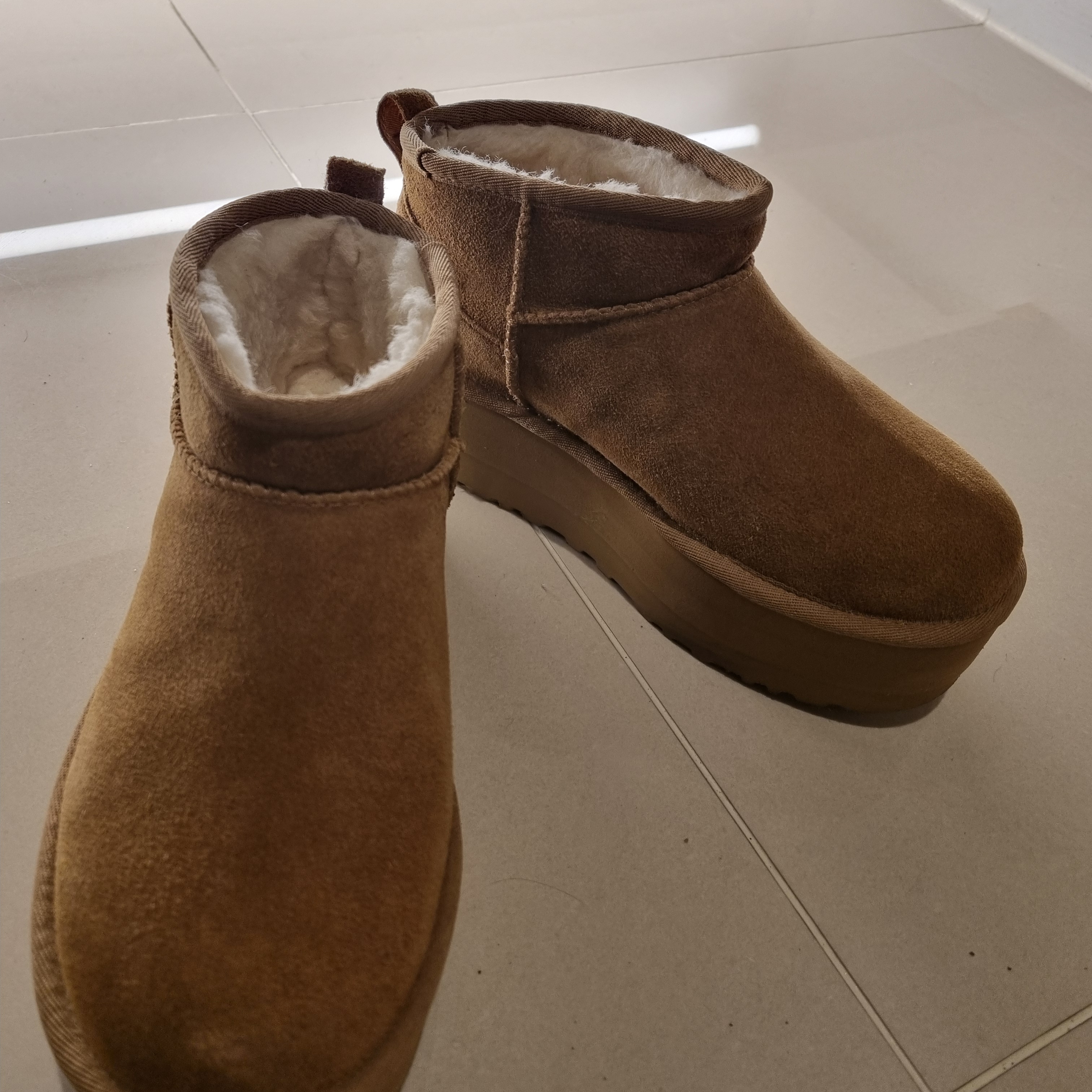 (W) UGG Classic Ultra Mini Platform Boots Chestnut 착용 스타일 - 1